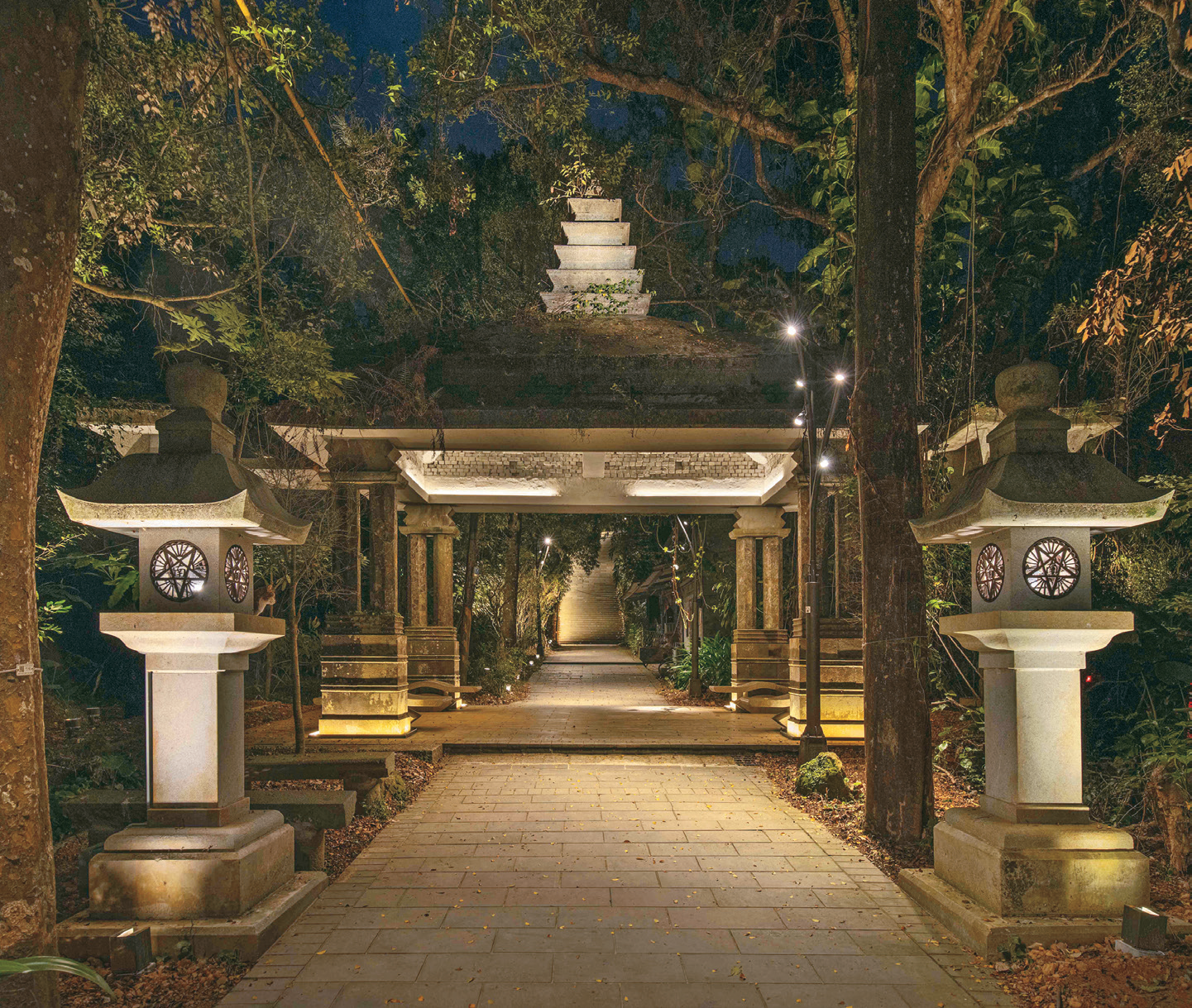 P28-31 風格-6 @台北市工務局公園路燈工程管理處–「指南宮竹柏參道」以友善環境的照明設計，打造優美的夜間景點。（圖／台北市工務局公園路燈工程管理處）