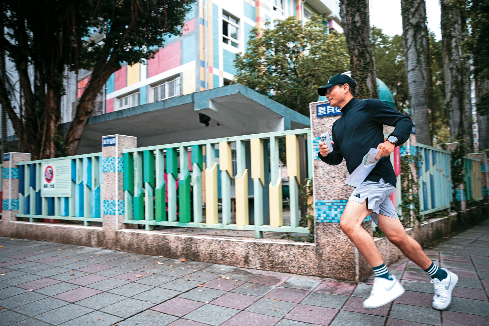 P32-35 寫真-5–手持地圖的定向越野選手穿梭於城市不同場景，帶來充滿活力的都市風景。