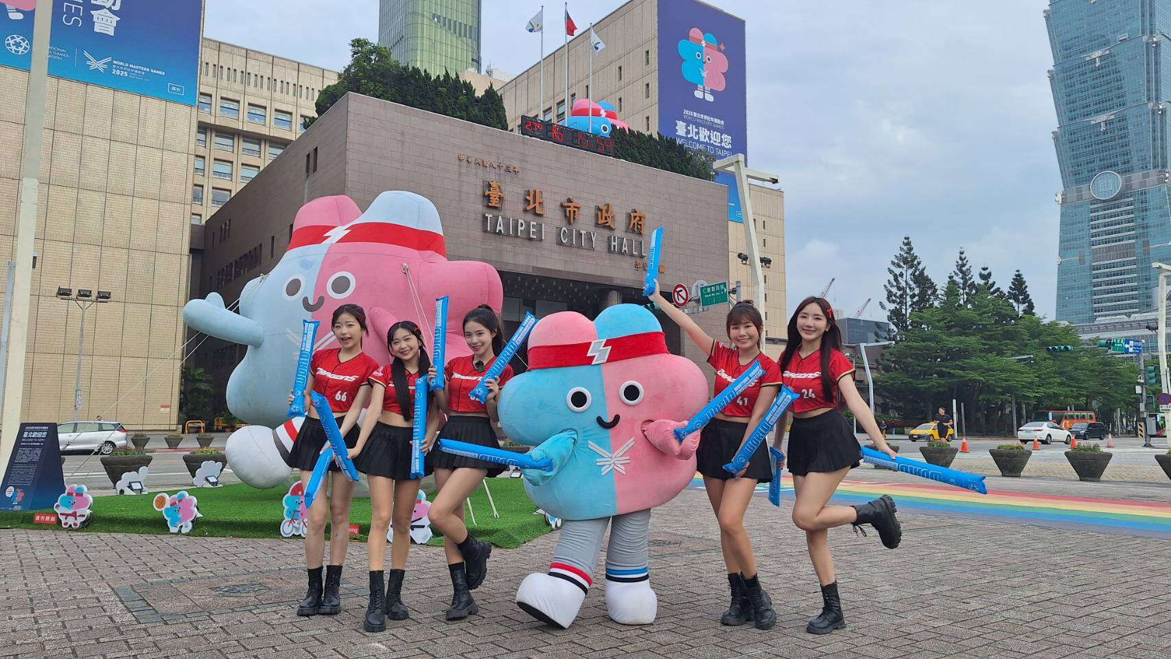 小龍女啦啦隊成員李多慧、小蛙、沛沛、馬妹、柳柳與賽會吉祥物「壯寶」共舞世壯運主題曲〈敬夢想〉，邀請民眾熱舞應援進場觀賽，一同為選手加油！(圖片來源：臺北市政府觀光傳播局)