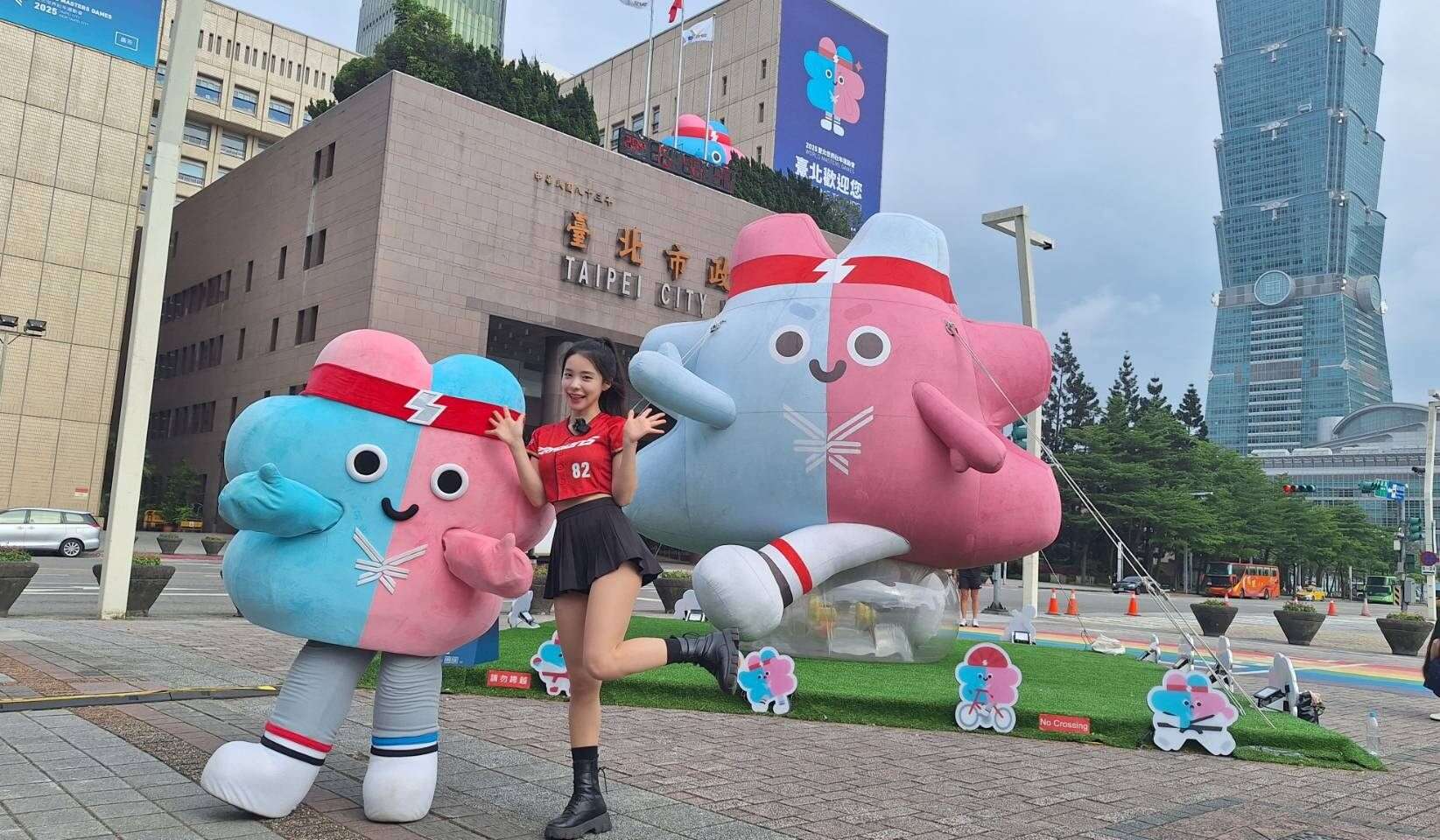啦啦隊女神李多慧與世壯運吉祥物「壯寶」一同為賽會暖身造勢。(圖片來源：臺北市政府觀光傳播局)
