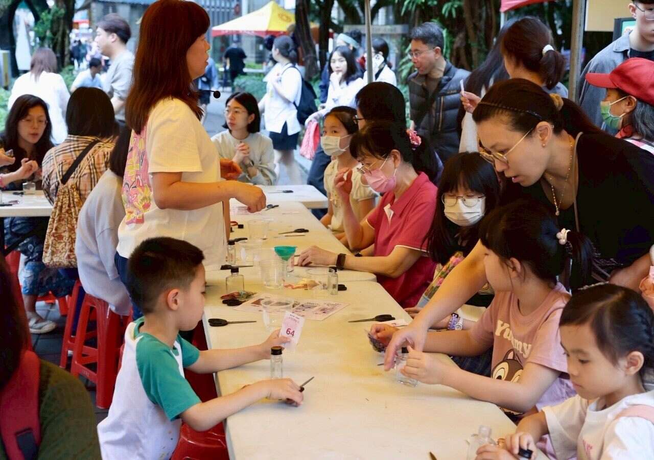 浮游花手作體驗座無虛席，親手製作精緻作品送給漂亮媽咪(圖片來源：臺北市商業處)