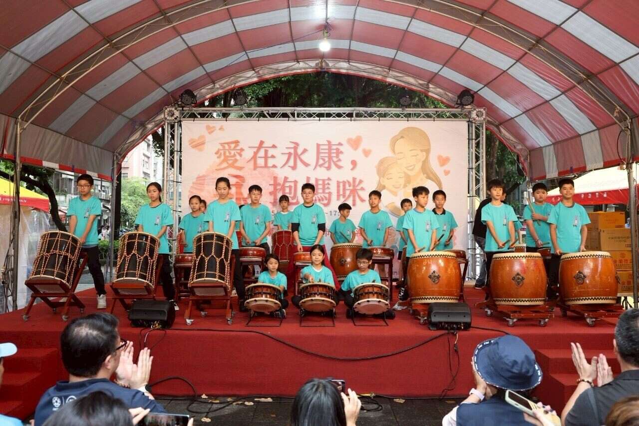 在地金華國小太鼓隊專業演出，為民眾帶來滿滿活力(圖片來源：臺北市商業處)
