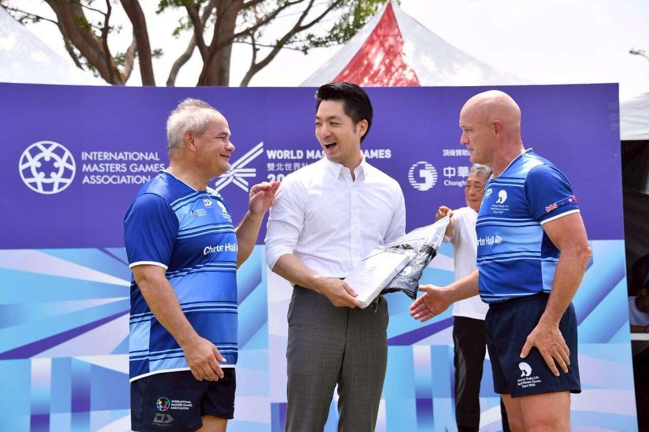 現場黃金海岸代表隊特別贈送球衣給蔣市長，象徵兩市友誼長存。(圖片來源：臺北市政府秘書處媒體事務組)