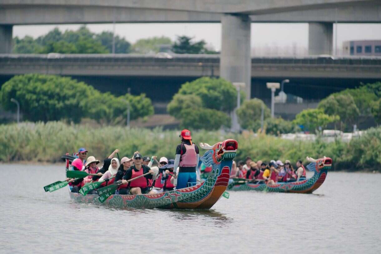 移工们热烈参与并体会划龙舟乐趣(图片来源：台北市政府劳动局)