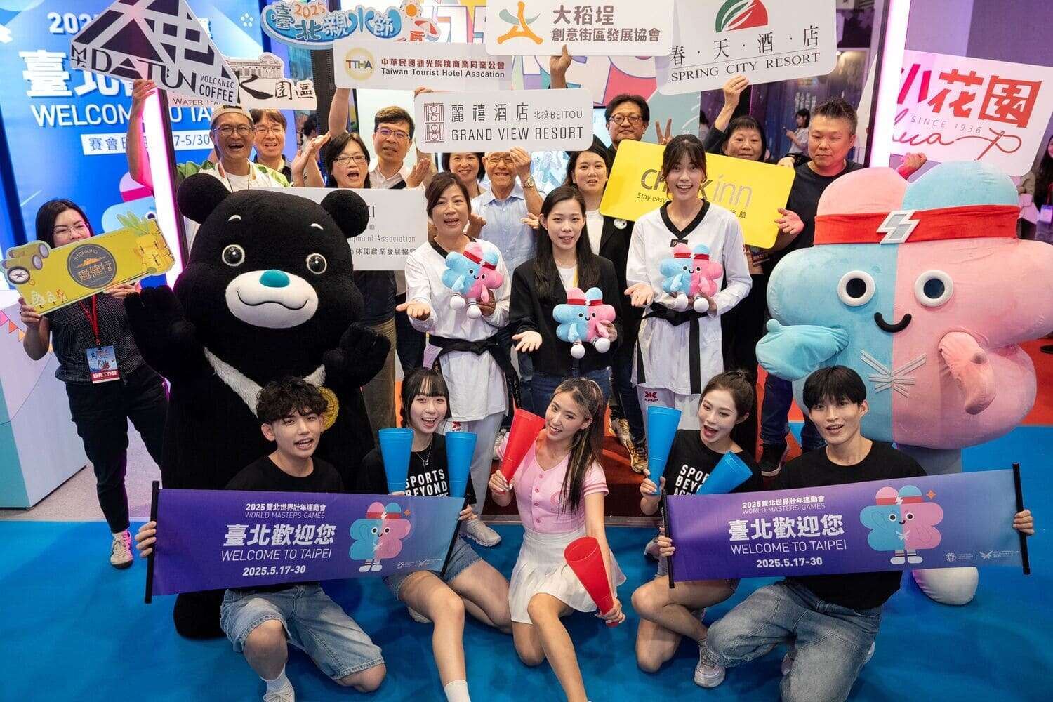 臺北市觀光傳播局余祥局長（中排右三）攜手在地優質品牌共同為「臺北館」開幕。(圖片來源：臺北市政府觀光傳播局)