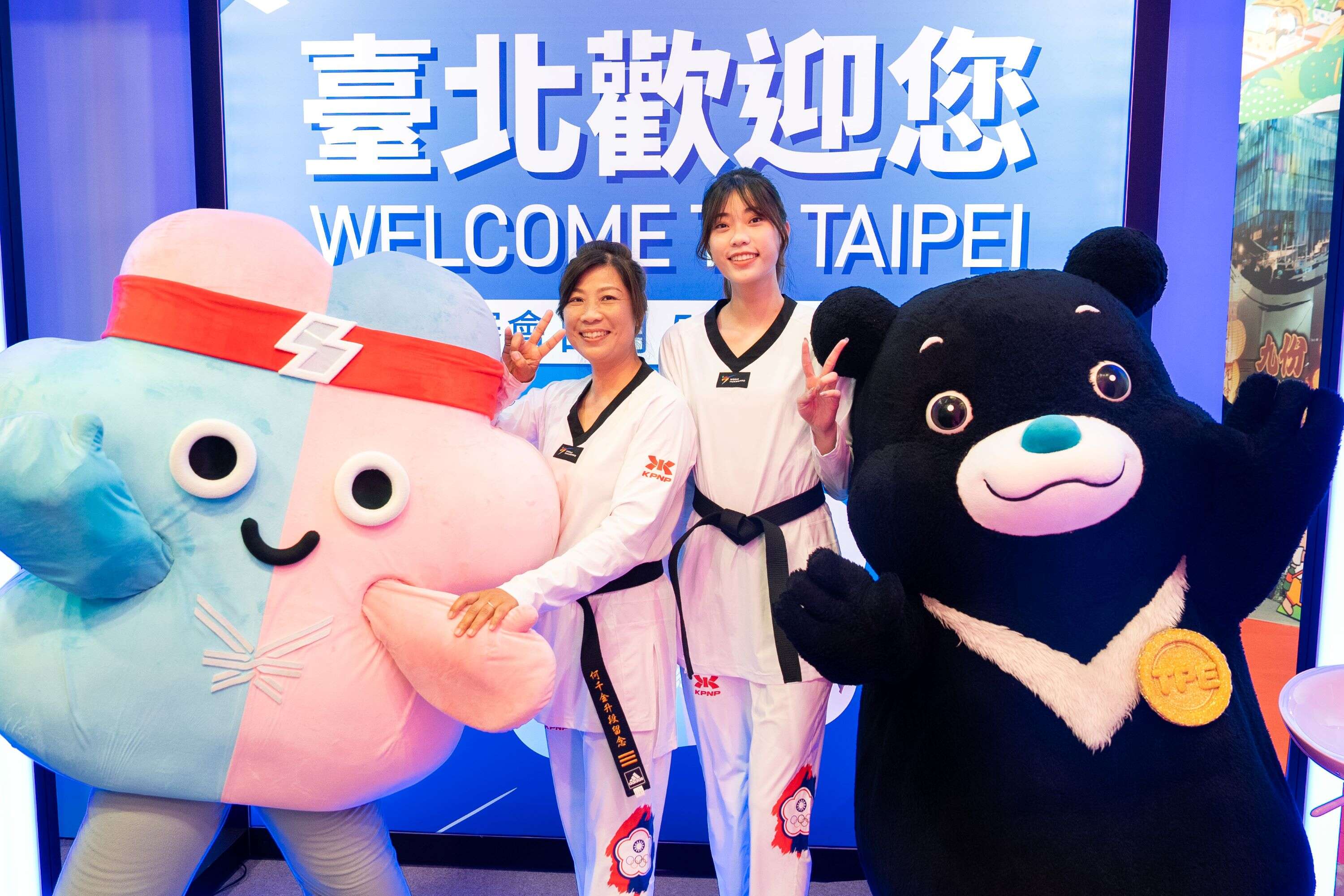 「跆拳道甜心」羅嘉翎與母親何千金女士為世壯運選手加油打氣！(圖片來源：臺北市政府觀光傳播局)