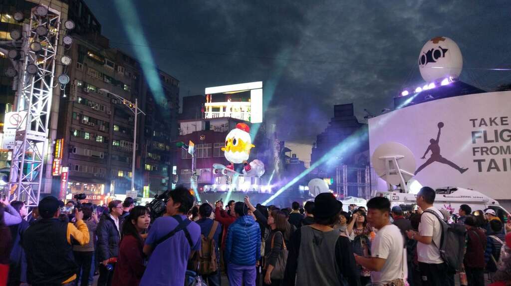 小奇雞今晚試燈，吸引民眾紛紛駐足搶拍
