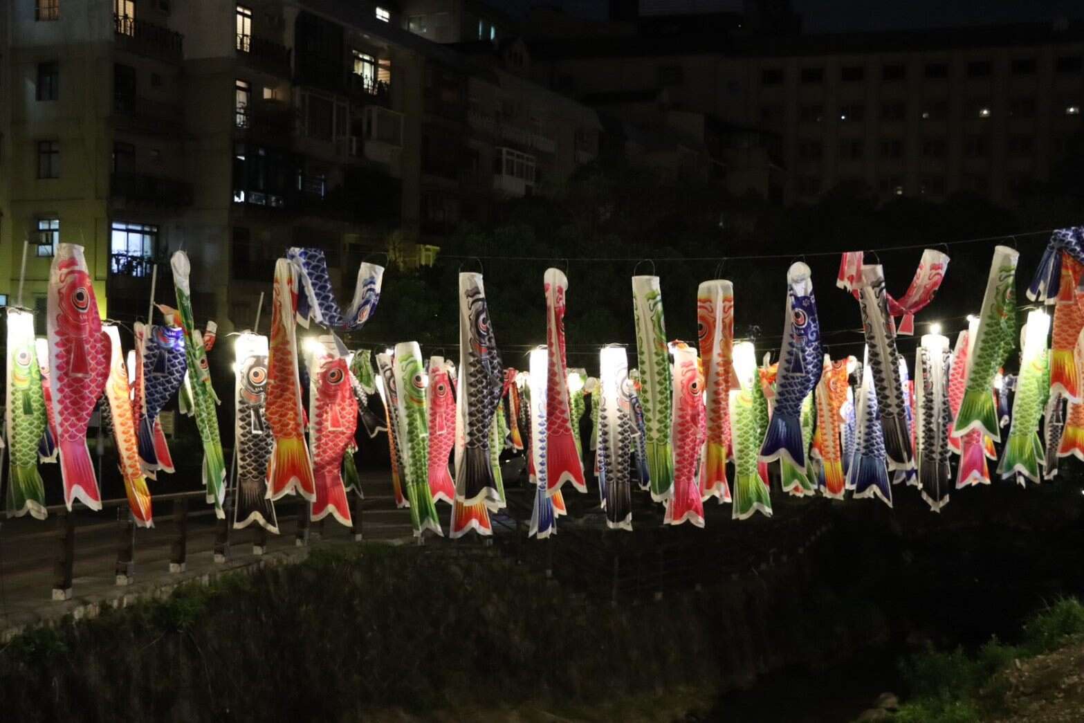 北投夏日祭り 亮点装置-「银星桥鲤鱼旗串」(图片来源：台北市商业处)
