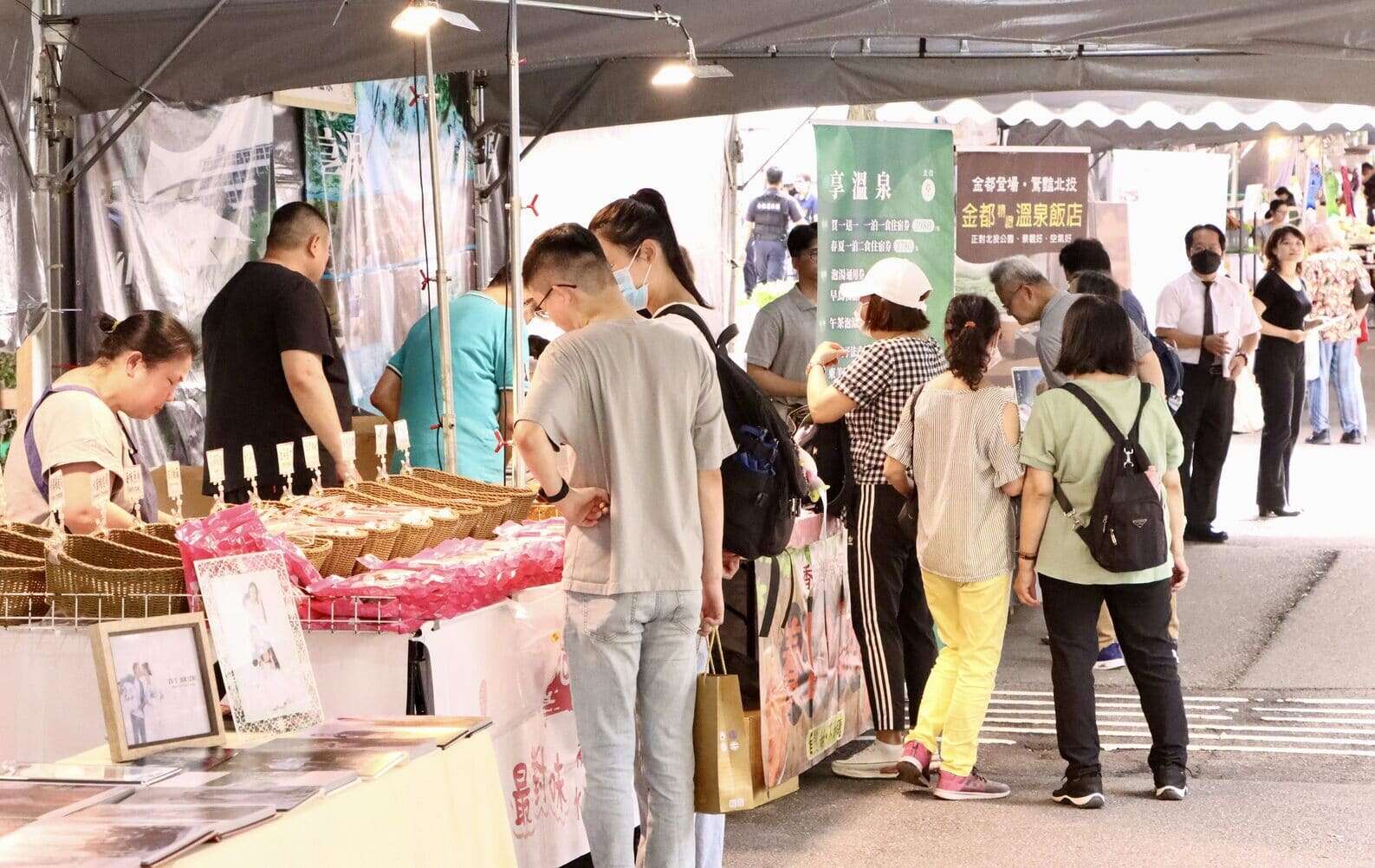 民众游逛台日好物市集暨文创市集(图片来源：台北市商业处)