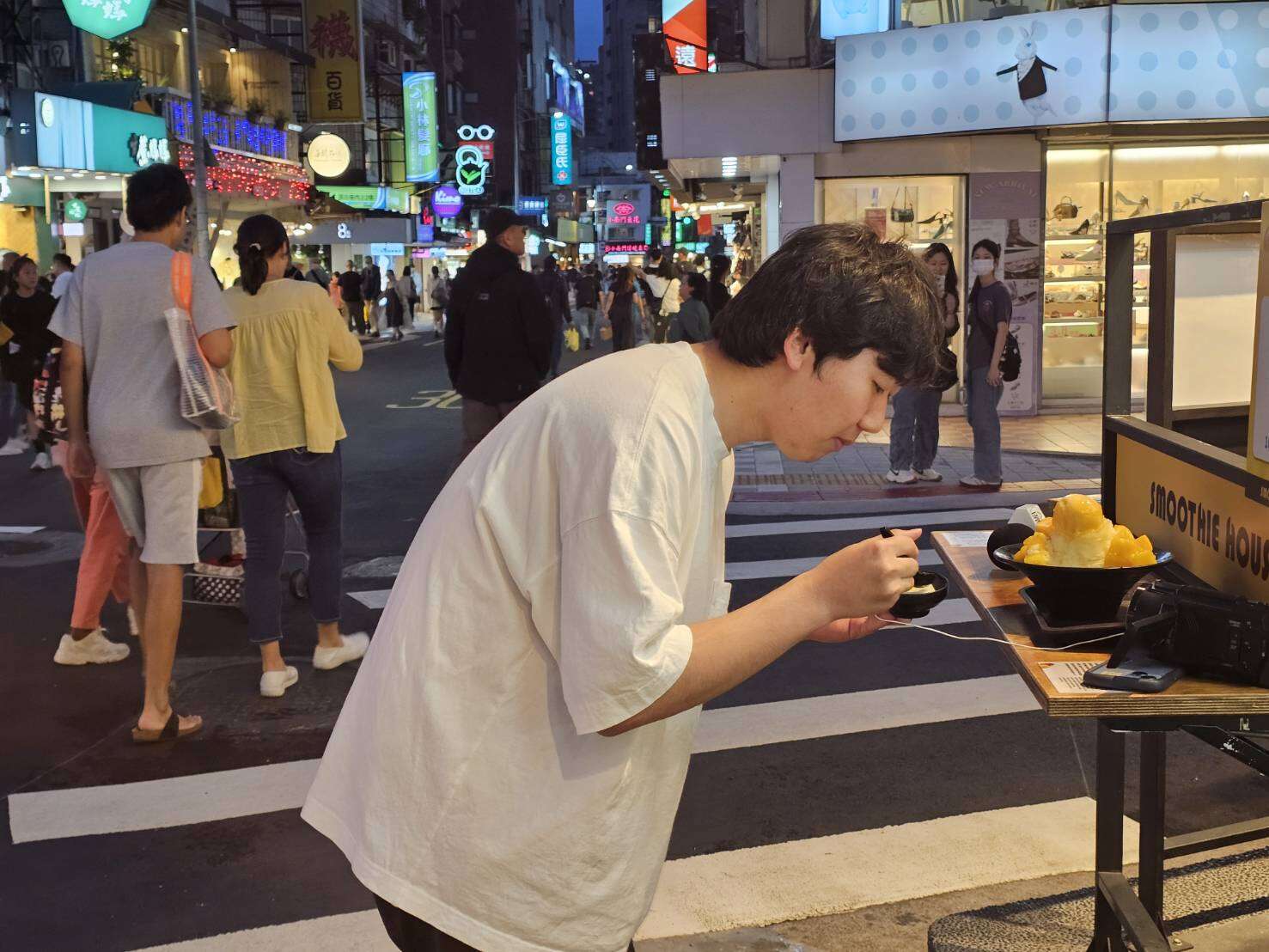 在永康街知名冰品店大啖芒果冰的西园寺，对於台湾芒果又香又甜的口感十分惊艳。(图片来源：台北市政府观光传播局)
