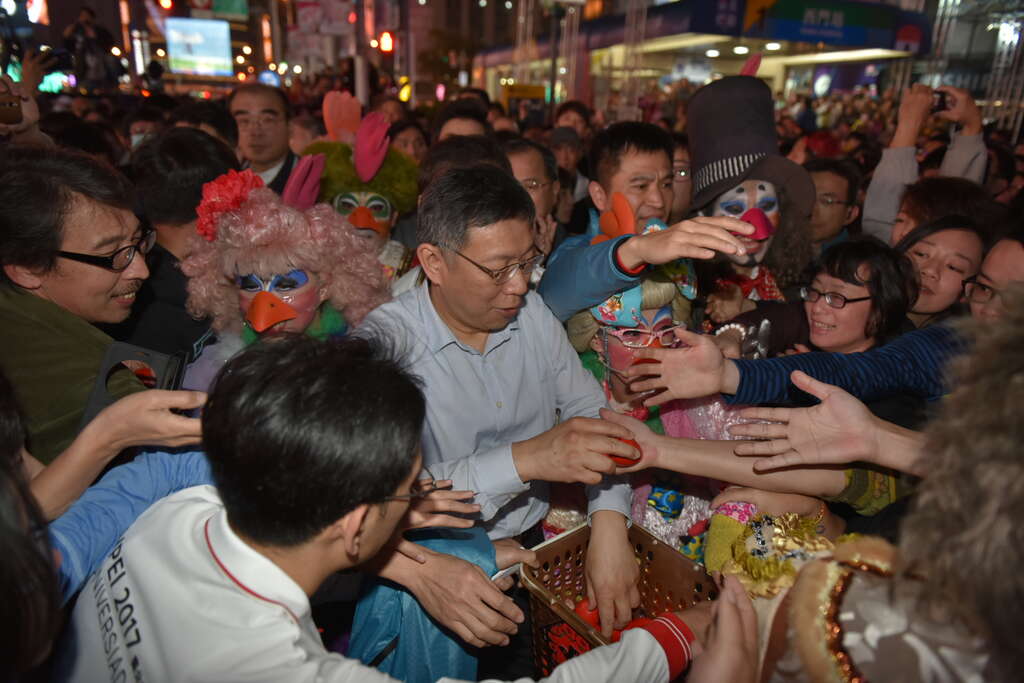 燈節開幕柯市長分送意喻新生的「紅蛋」給民眾