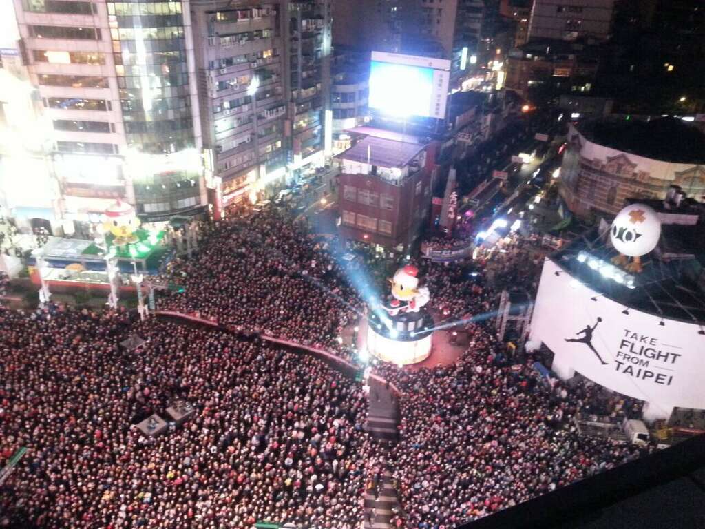 台北灯节透过空拍呈现主展演区灯光秀的磅礴气势