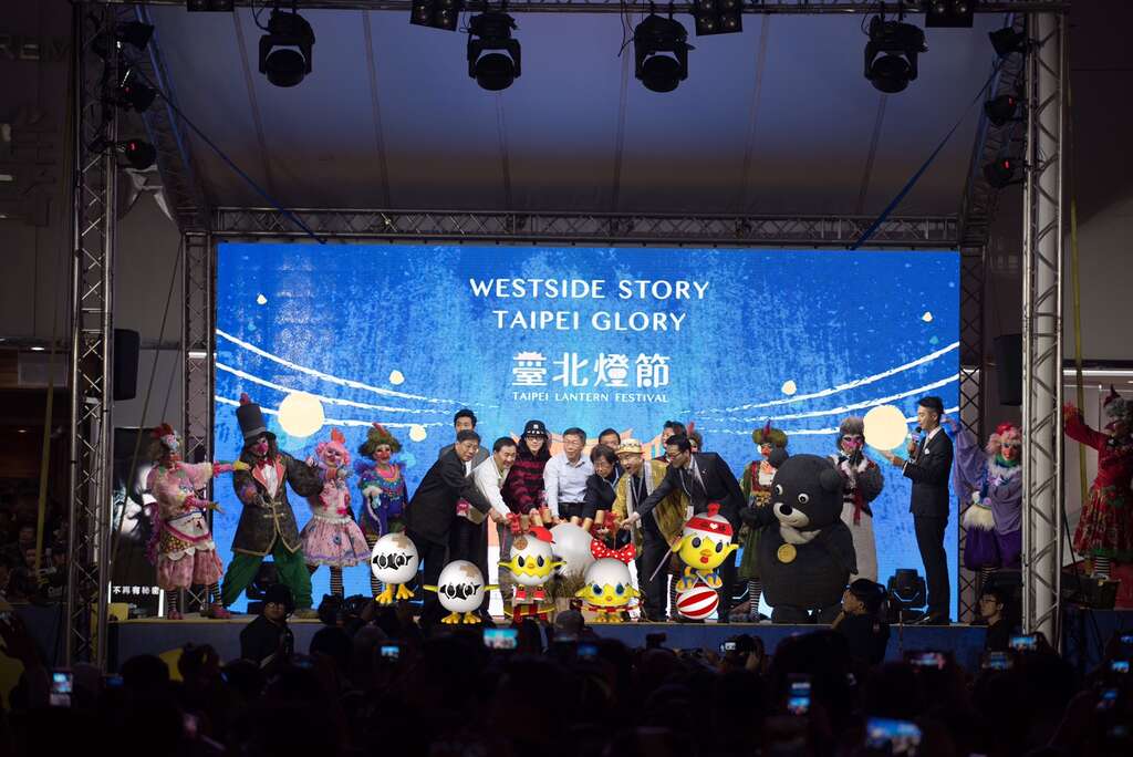 开幕式运用AR技术将小奇鸡家族一同搬上舞台