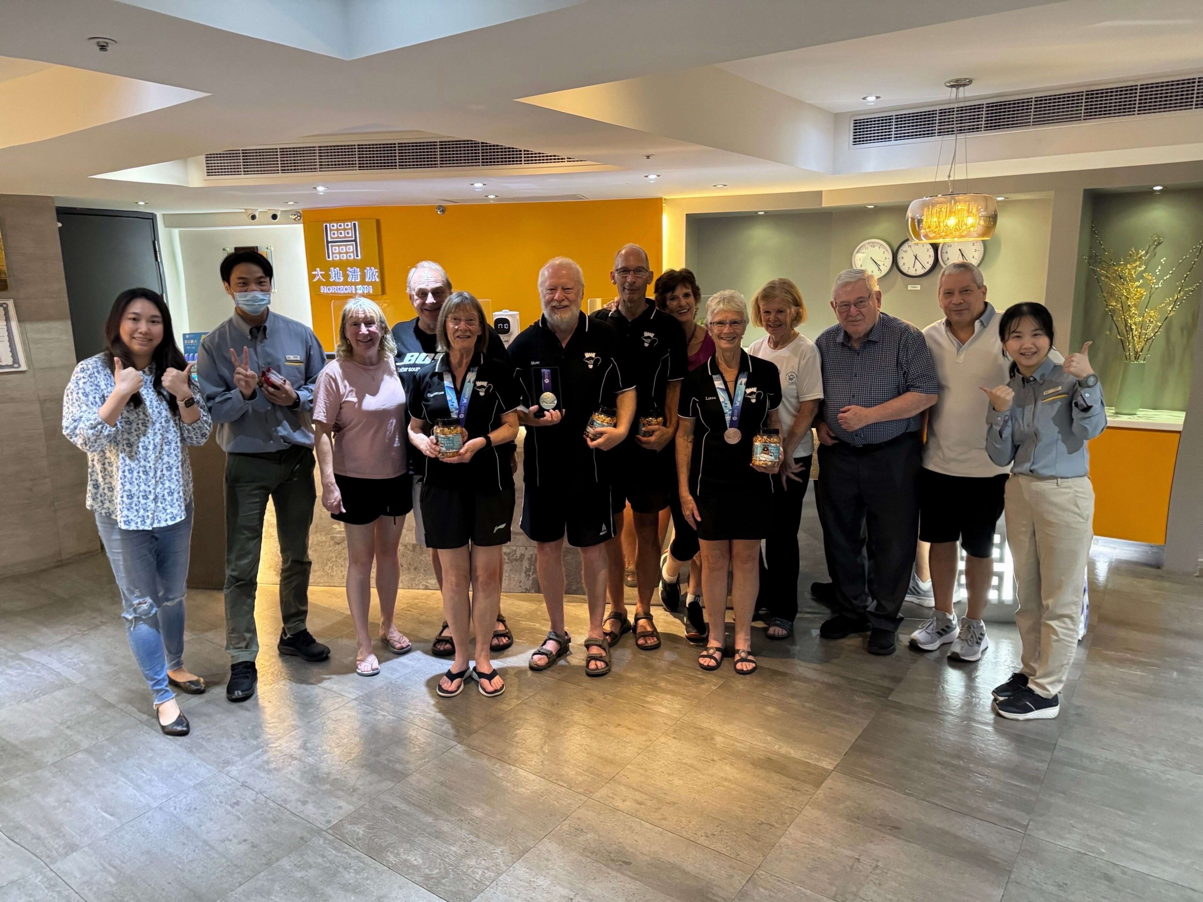 澳洲选手获奖後於旅馆柜台前合照(图片来源：台北市政府观光传播局)