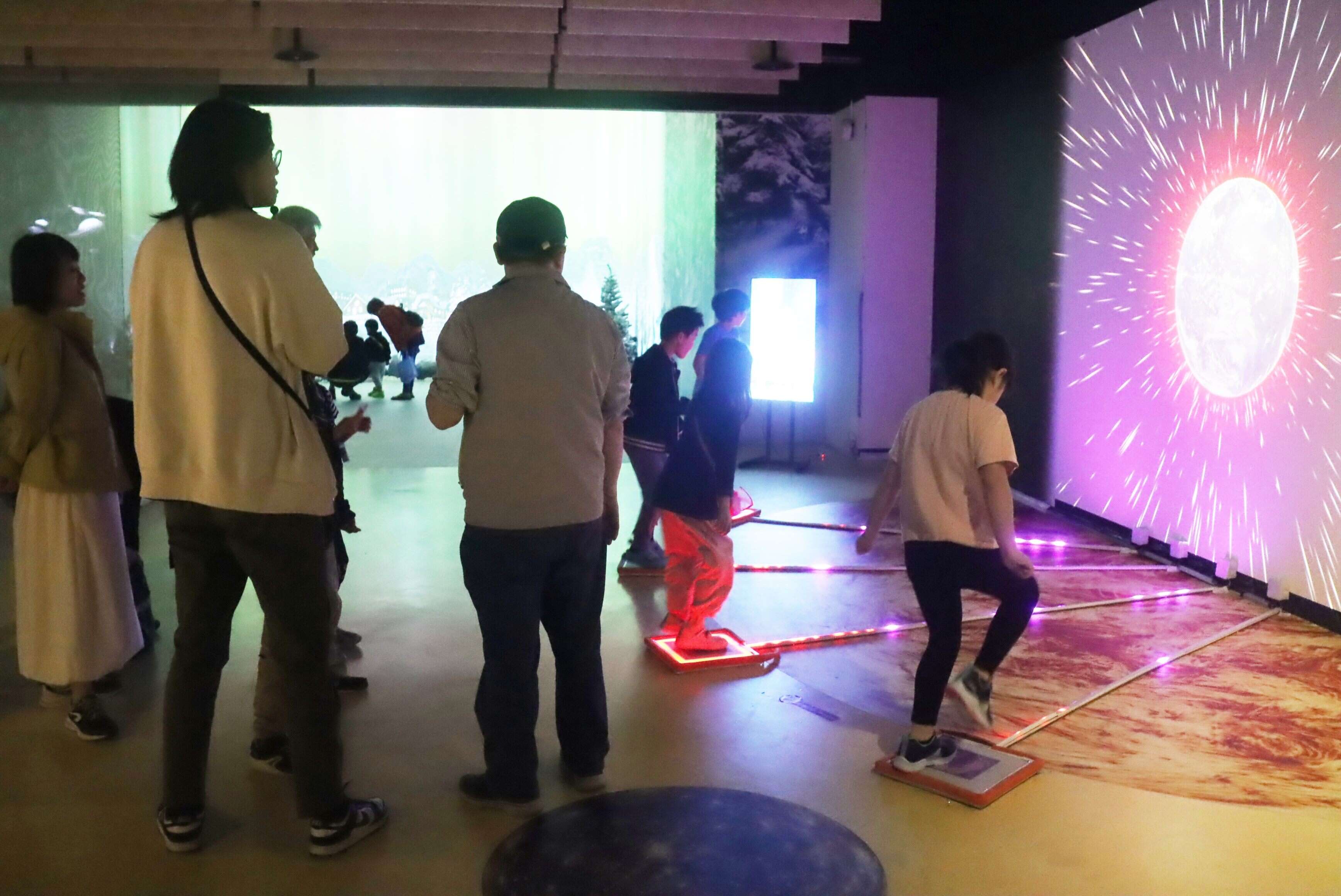 「遇见欧若菈–追极光科学指南」特展中有许多互动模型等你来体验！(图片来源：台北市立天文科学教育馆)