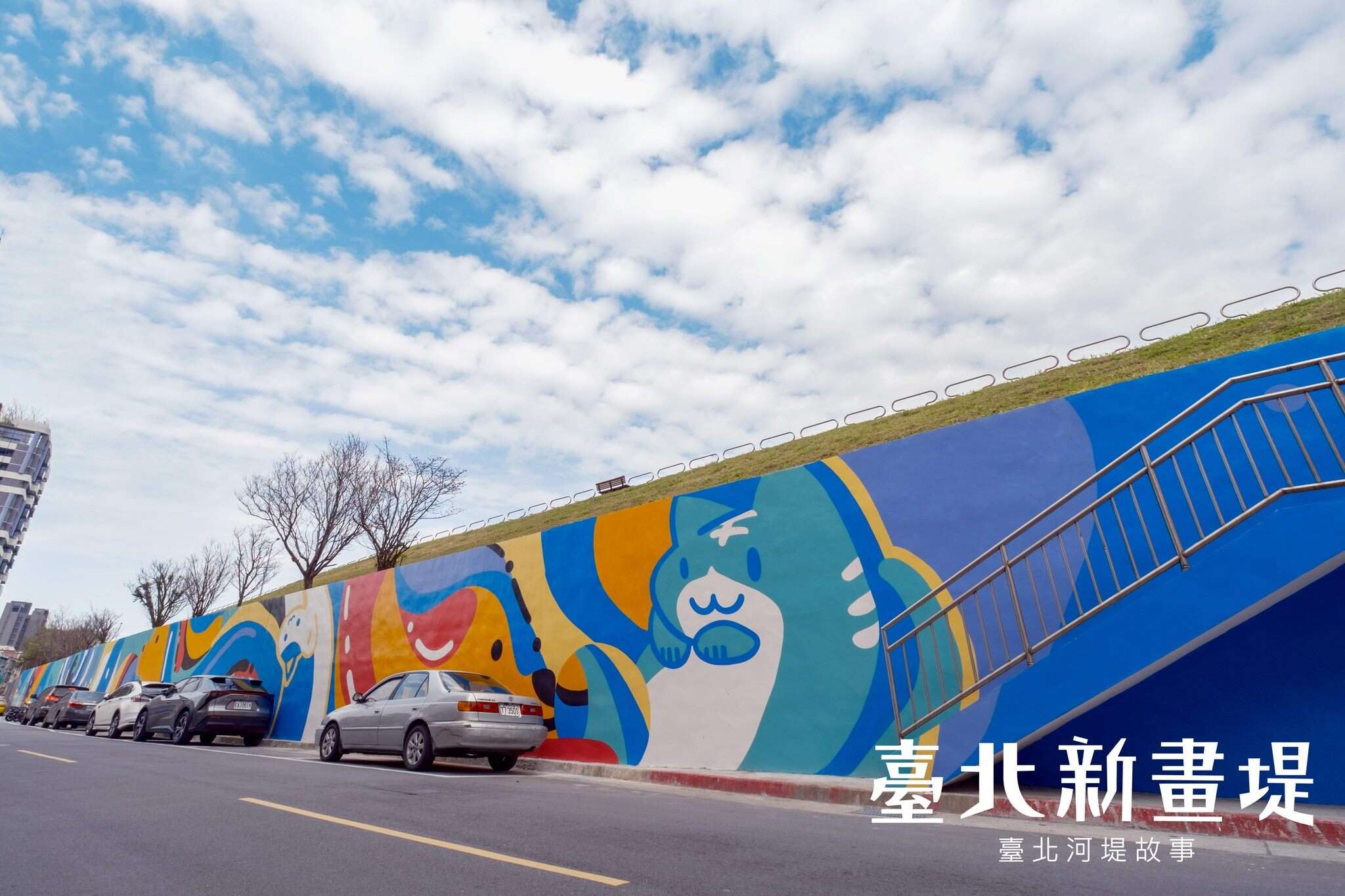 鲜明的色彩与活泼的图像设计吸引不少民众驻足拍照，成为最新打卡热点(图片来源：台北市政府工务局水利工程处)