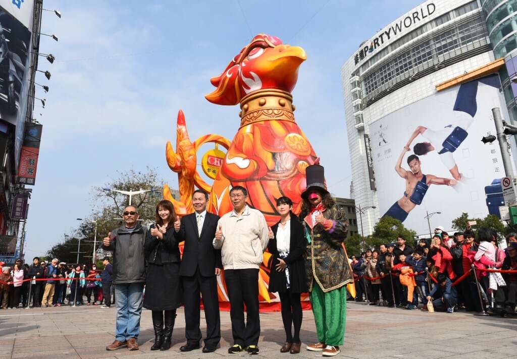 台北灯节11日将举行西城嘉年华花车游行，日珥鸡花车亮相