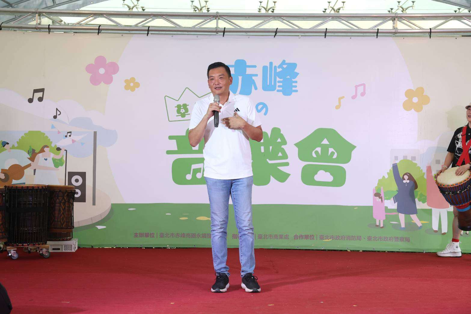 俞振華副秘書長為草地音樂會活動開幕致詞(圖片來源：臺北市商業處)