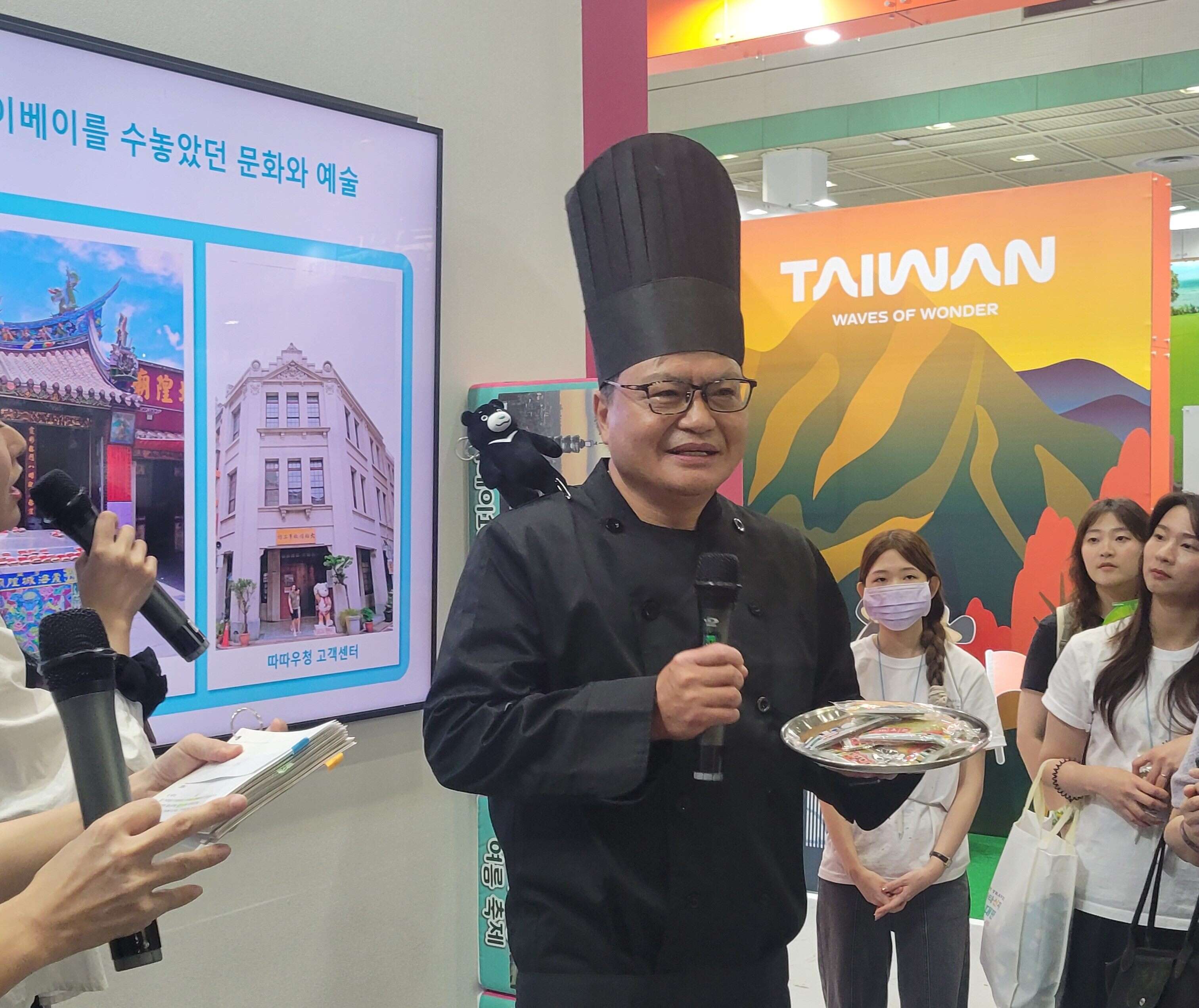 观传局副局长薛秋火在展场化身主厨，端出融合城市、自然与创新的城市名菜「台北」(图片来源：台北市政府观光传播局)