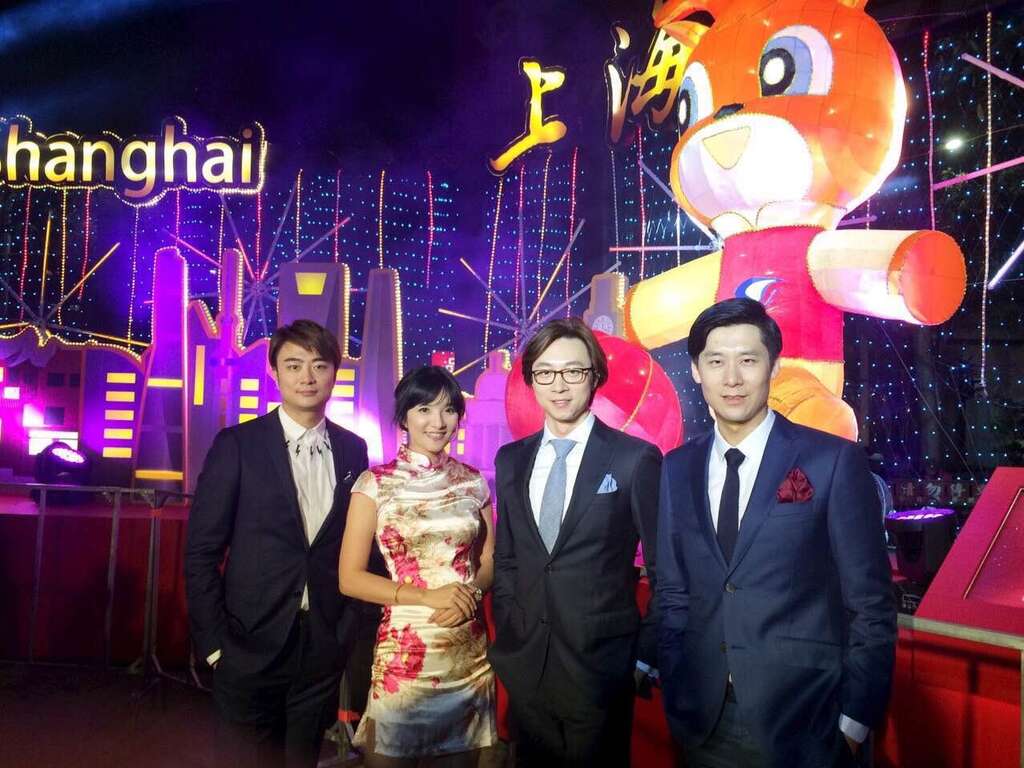 來自上海的男子美聲團體Vocal_Force在上海燈區與民眾熱情交流