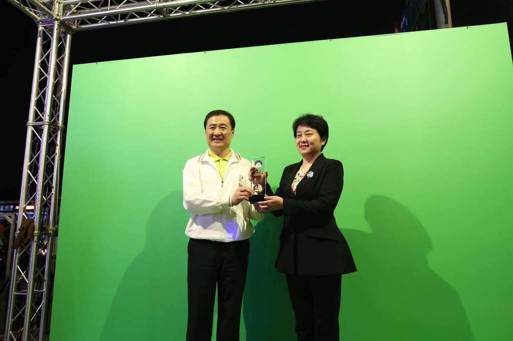 台北市副市長陳景峻頒贈上海燈區感謝牌