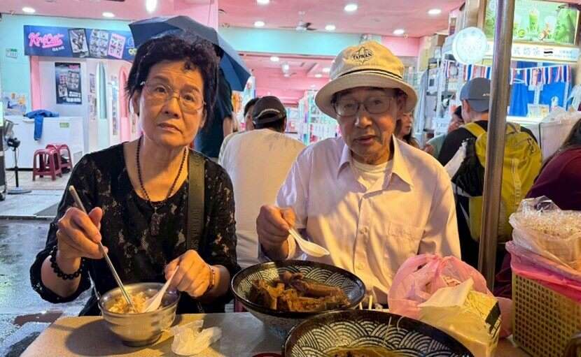 「陈董药炖排骨」浓郁的中药汤头熬煮数小时，排骨炖得软嫩入味，令黄炳辉(右)觉得相当疗癒身心(图片来源：台北市市场处)