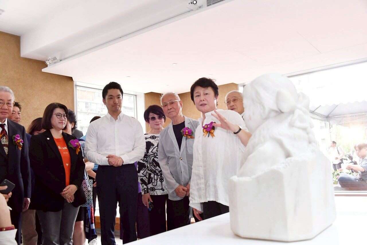 太平国小博物馆专案总策画林曼丽为台北市长蒋万安、王道银行教育基金会董事长骆锦明、王道银行董事长骆怡君等宾客导览黄土水特展室(图片来源：台北市政府秘书处媒体事务组)