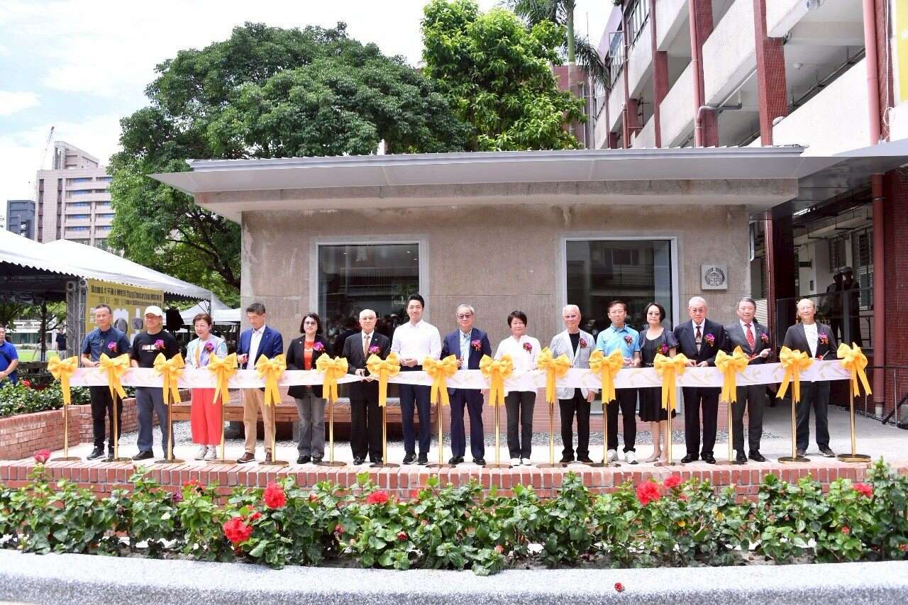 太平国小博物馆於16日举办开馆典礼，台北市长蒋万安（左7）、文化部长李远（左8）、王道银行教育基金会董事长骆锦明（左6）、王道银行董事长骆怡君（左5）、太平国小博物馆专案总策画林曼丽（右7）以及众多贵宾莅临剪彩(图片来源：台北市政府秘书处媒体事务组)