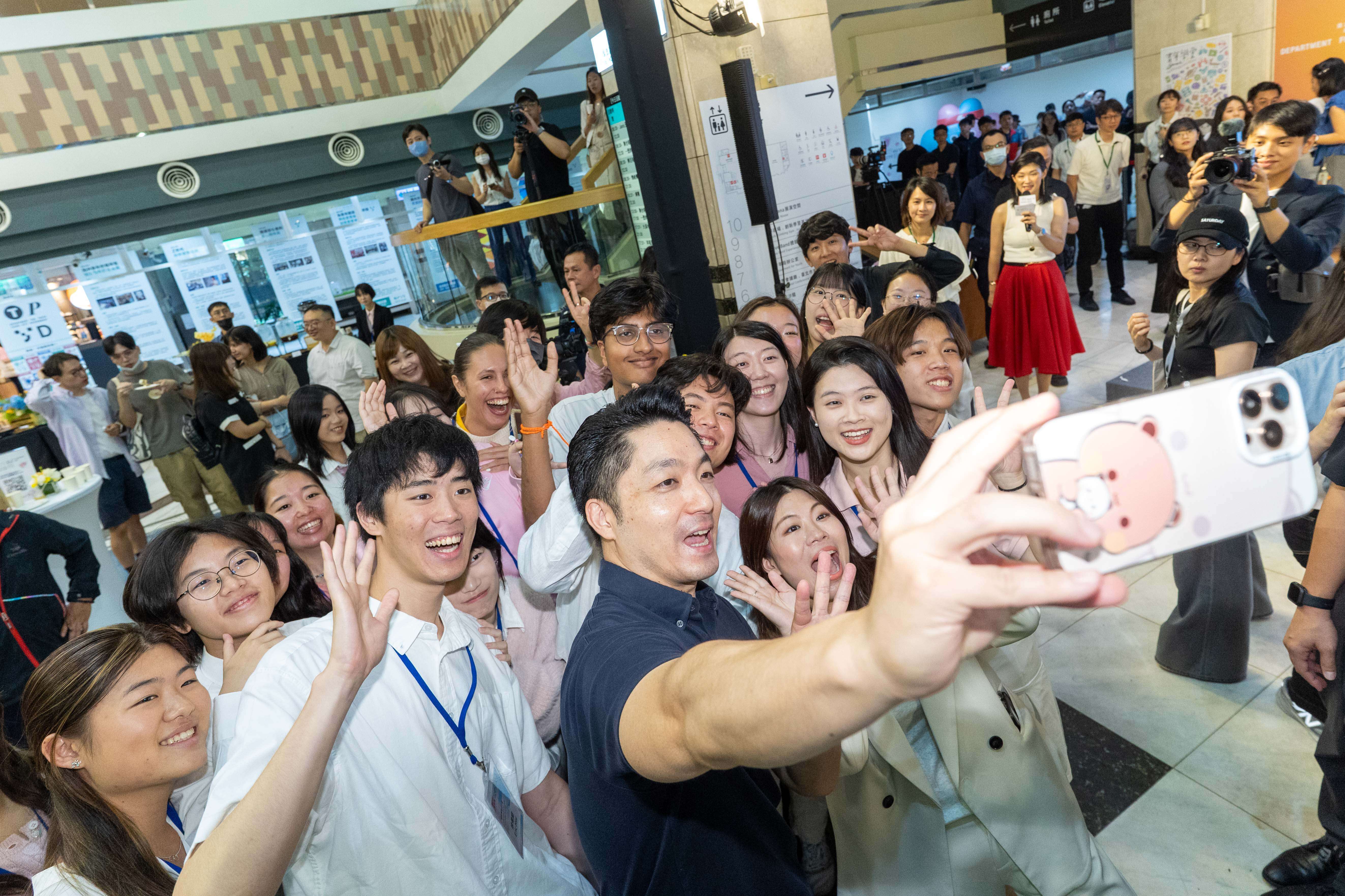 臺北市青年局成立一周年  邀臺北青年與國際夥伴 一同揮灑青春、炸裂夢想