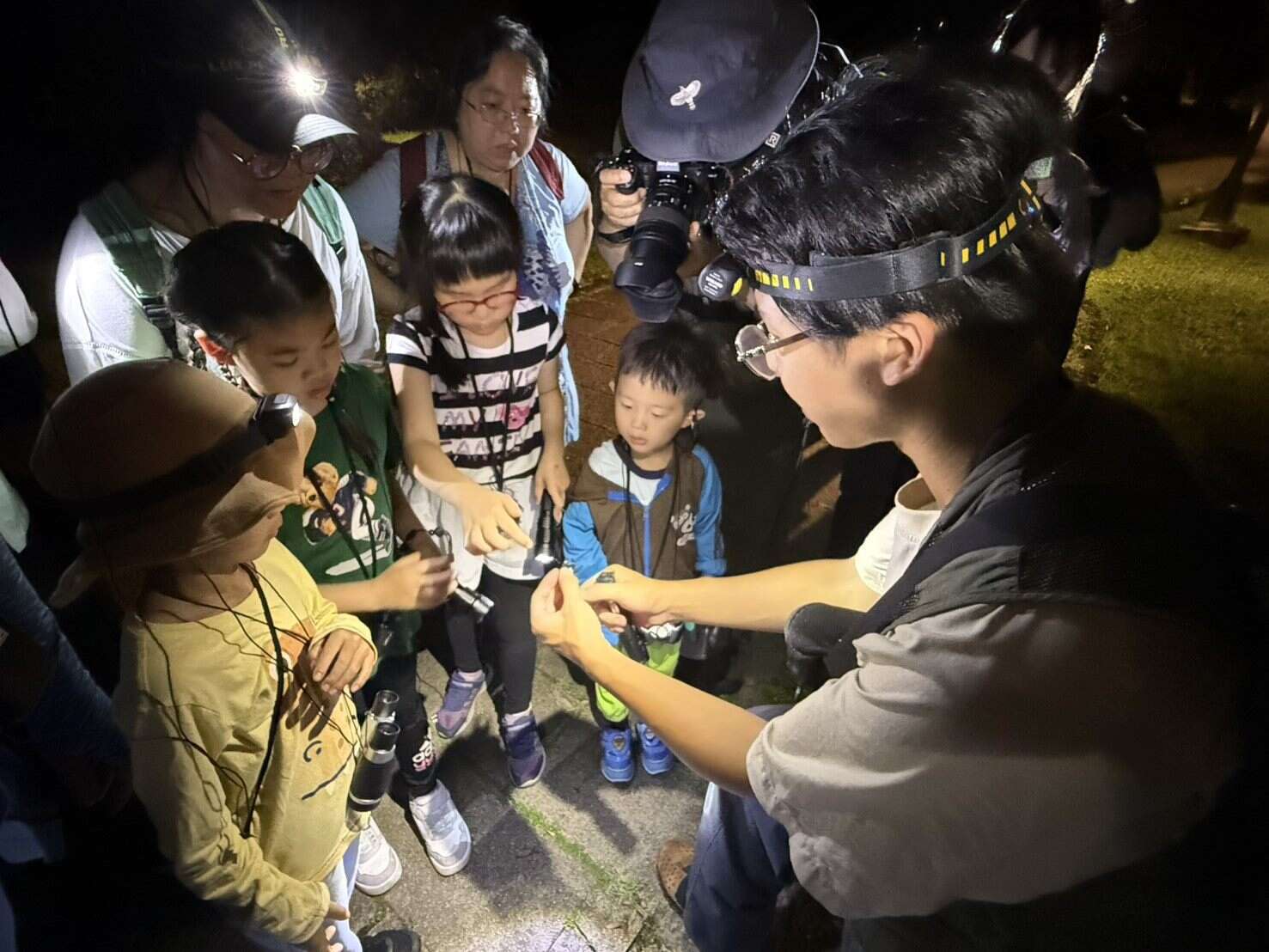 芝山文化生態綠園與市立天文館合作，親子一同參與《星空下的科學奇蹟》生態導覽與觀星體驗。(圖片來源：臺北市政府文化局)