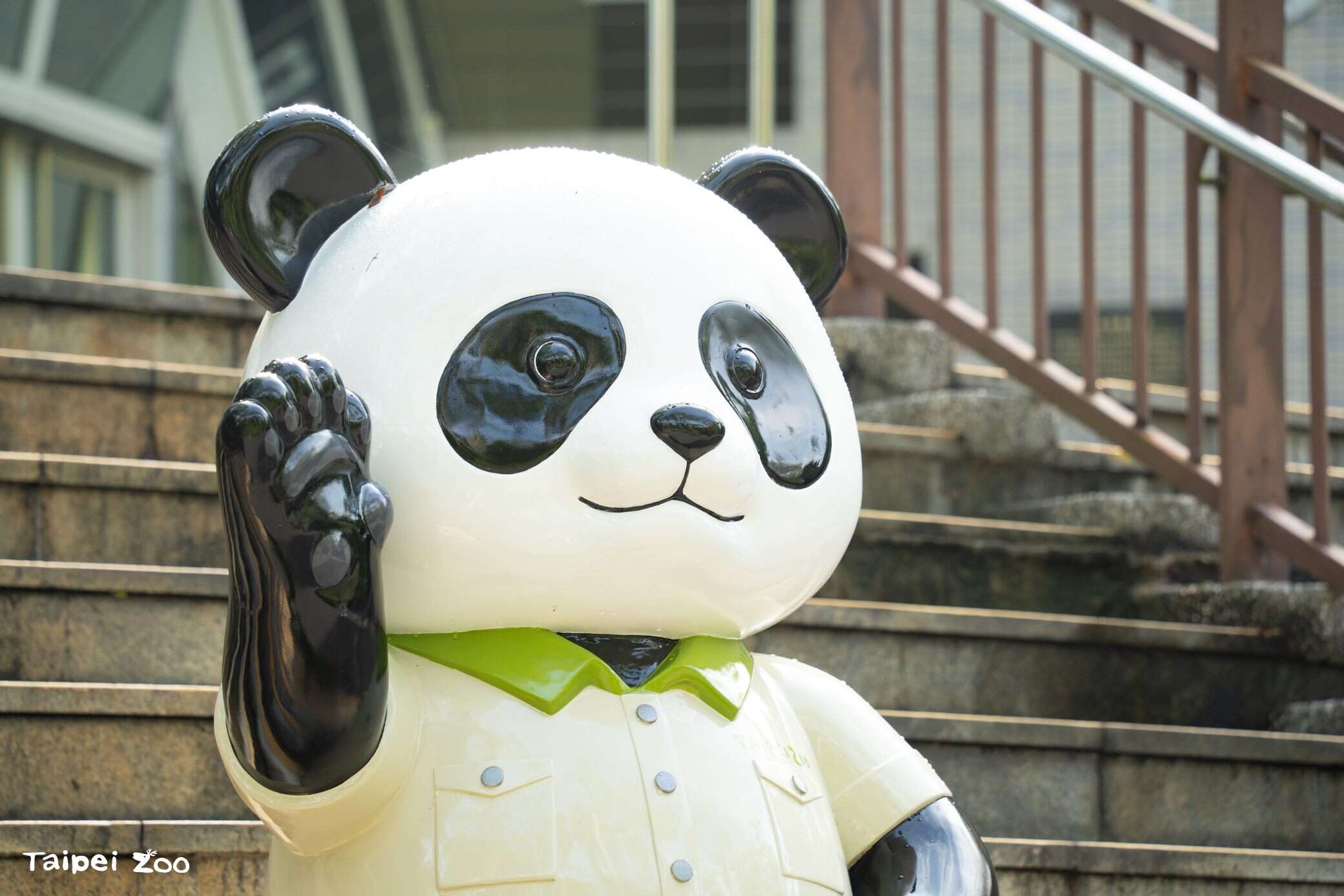 大猫熊馆前动物园制服大猫熊雕像等大家来合照(图片来源：台北市立动物园)
