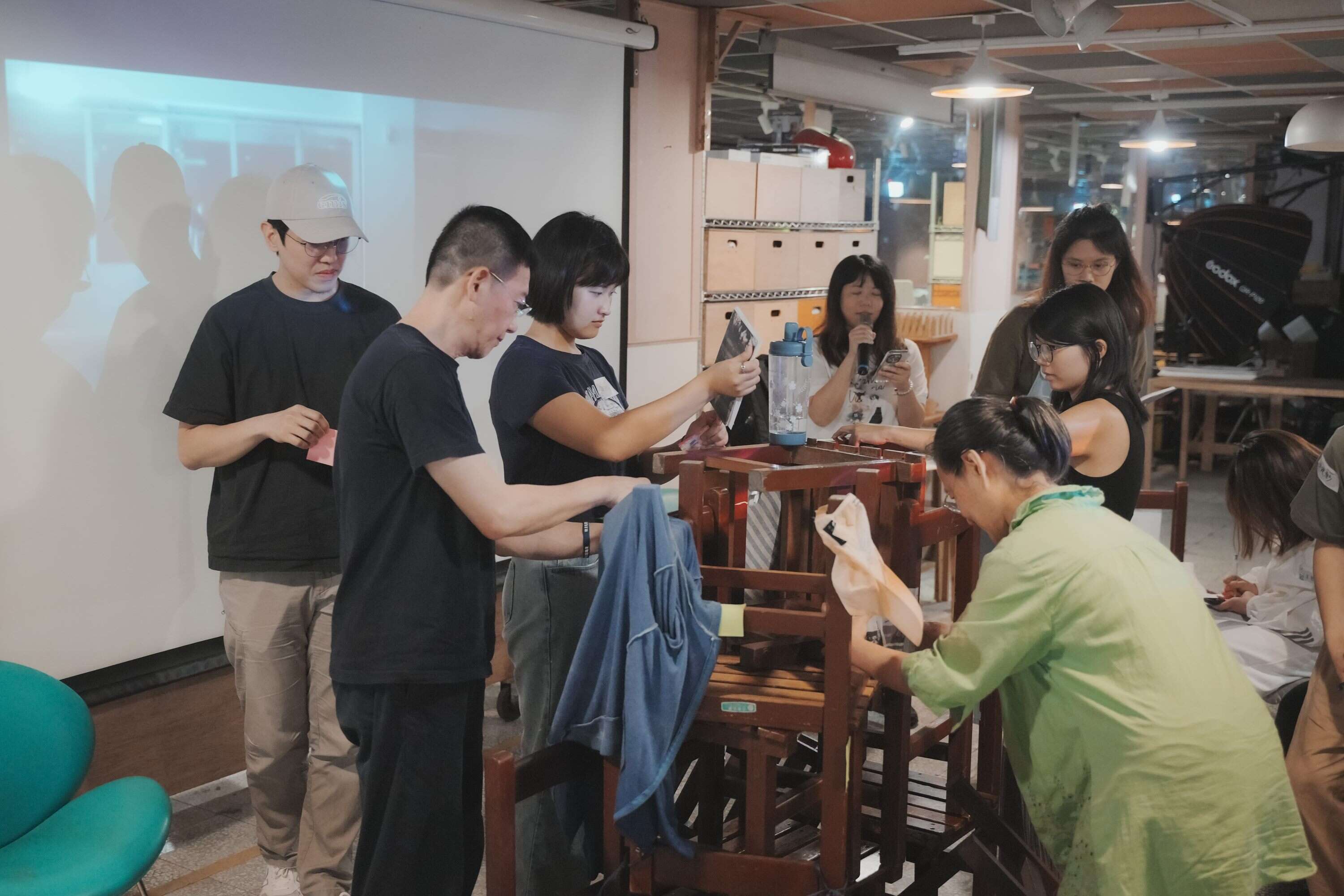 「社區參與式劇場共創」工作坊參與者即興演出(圖片來源：臺北市都市更新處更新經營科)