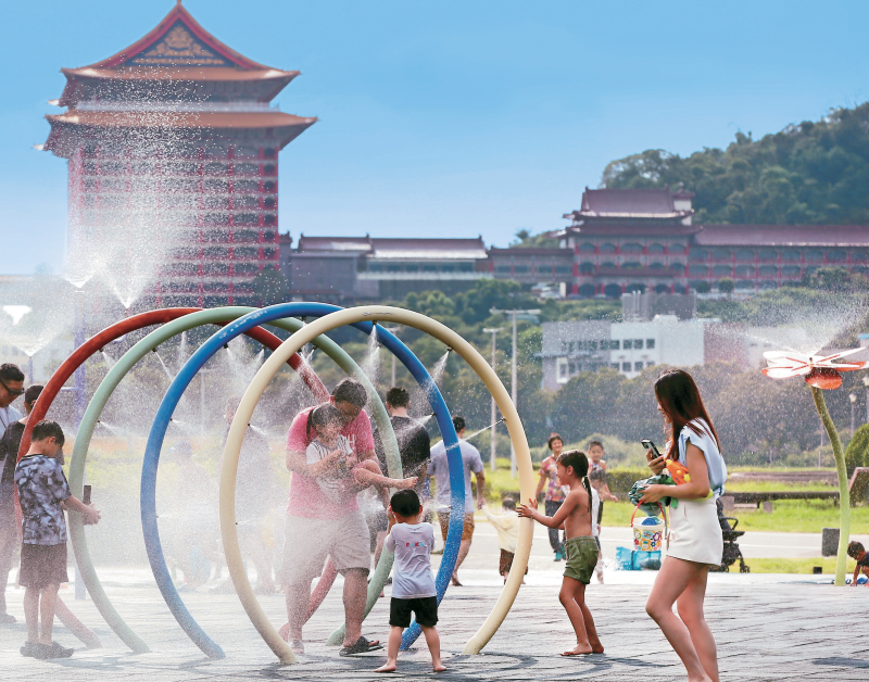 P06-09 水岸旅行-1大佳河滨公园夏季开放的儿童戏水区让孩子们可以尽情玩水。（摄影／王均峰）