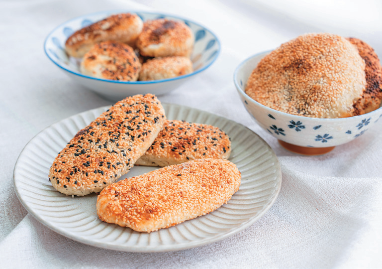 P20-23 漫游-6-「南港老张烧饼店」的炭烤胡椒饼是当地人气美食。（摄影／Alina爱琳娜）