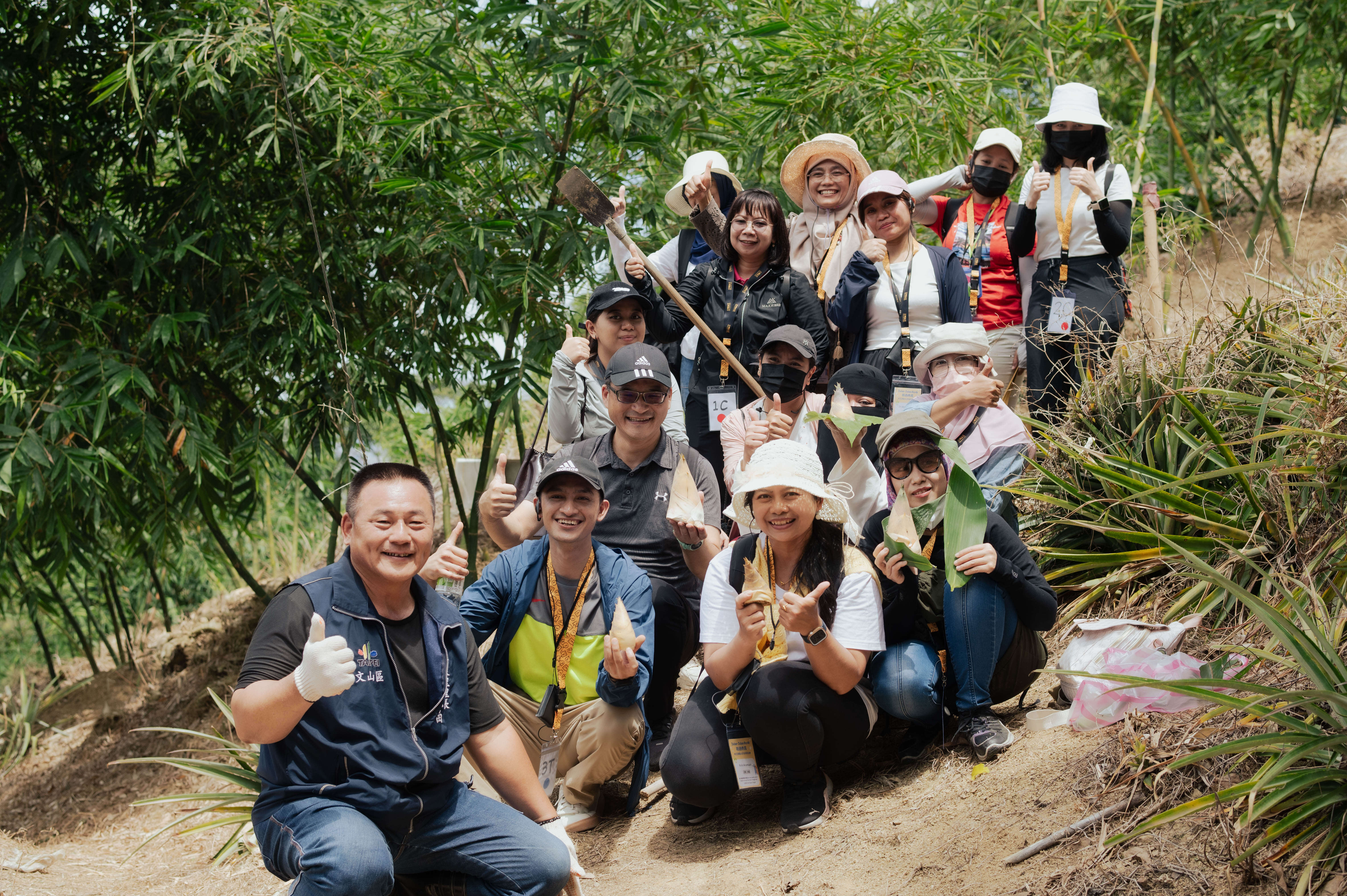 文山區老泉里體驗採筍樂。(圖片來源：臺北市政府勞動局)