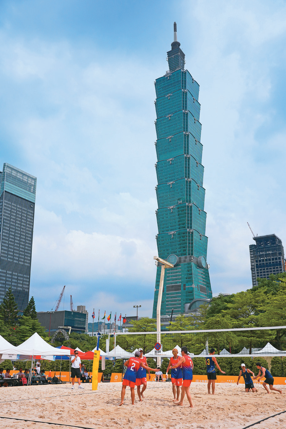 P38-41-台北新日常-5@2025双北世界壮年运动会执行委员会-北市府前广场变身沙滩排球赛场。
