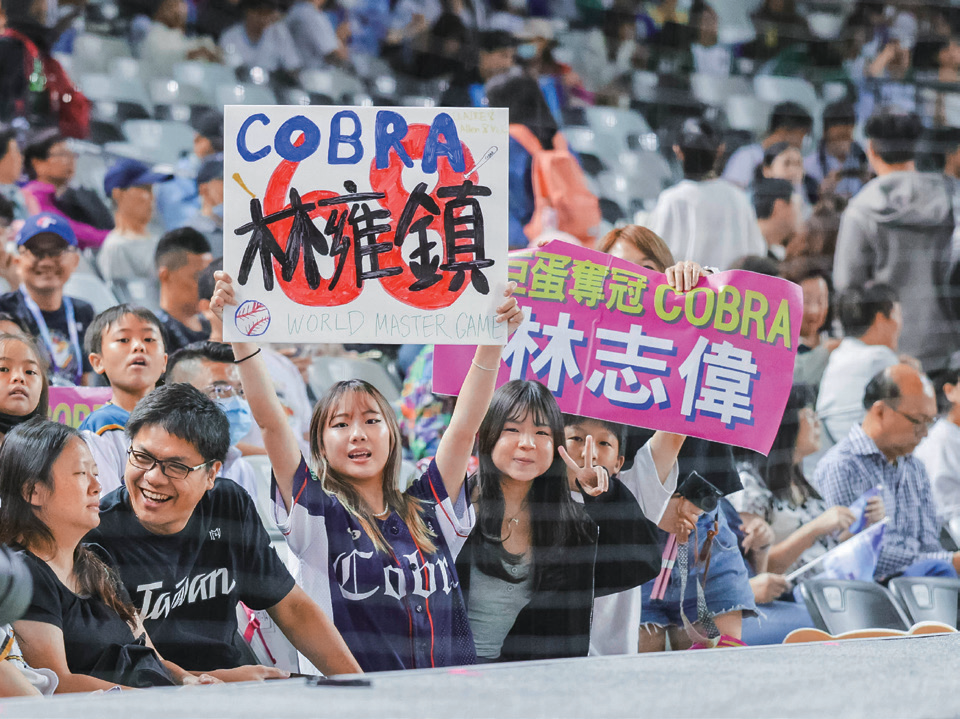 P38-41-台北新日常-7@2025双北世界壮年运动会执行委员会-热情民众到大巨蛋为选手加油。