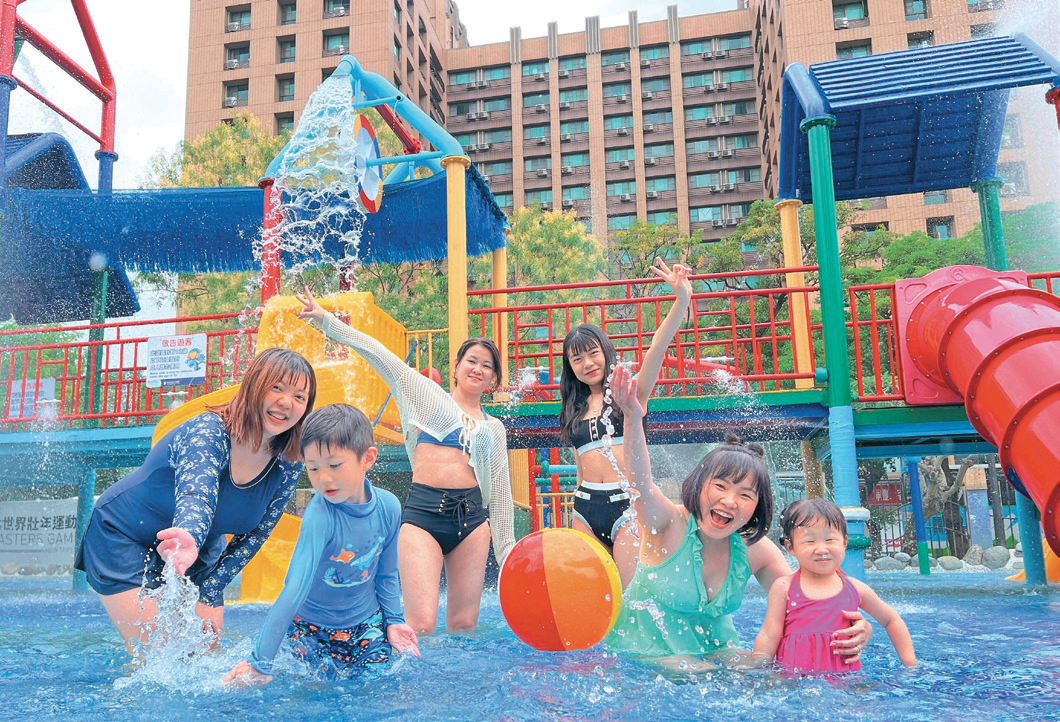 P42-43-城市指南-1@台北自来水事业处-台北亲水节期间，「水乡庭园」将化身城市中难得一见的水上乐园。