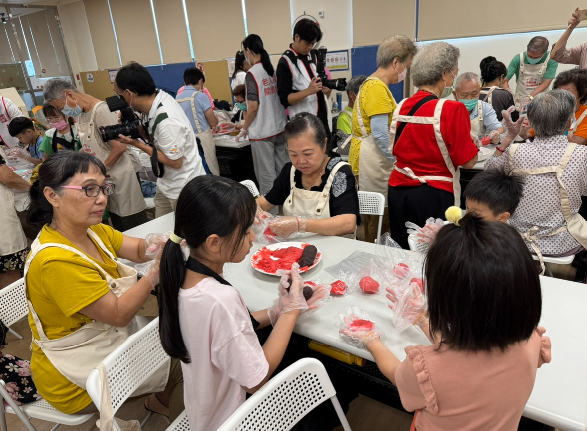 「萬和共好市集」集結大同區內社福單位 邀請居民、親子與長者一起參與 實踐「社區互助、 共好同行」的理想(圖片來源：臺北市政府社會局)
