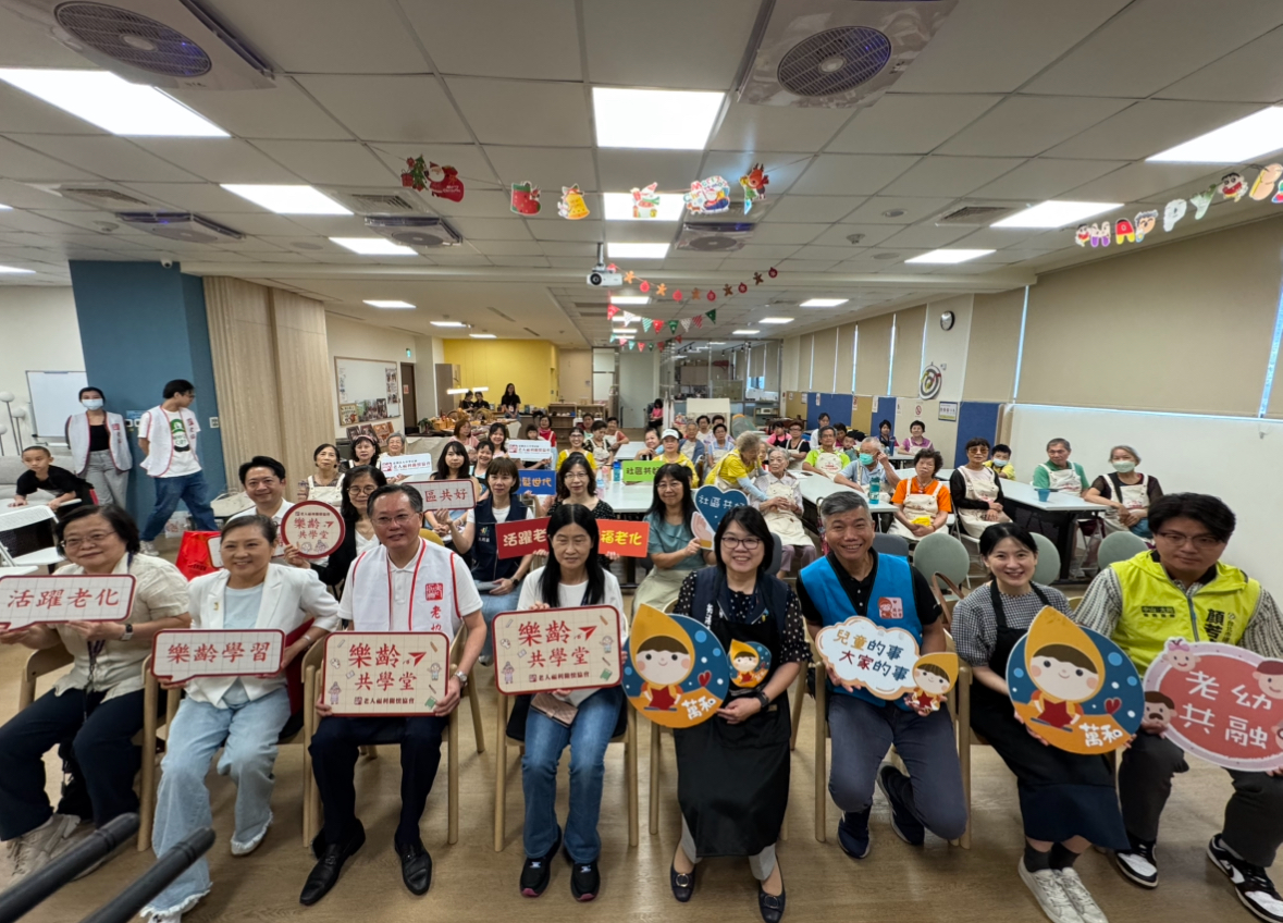 為促進代間交流與社區融合，臺北市萬和兒童暨社區共好服務中心攜手中華民國老人福利關懷協會、大同區國順里辦公處，8日舉辦「樂齡共學堂」暨「萬和共好市集」。(圖片來源：臺北市政府社會局)