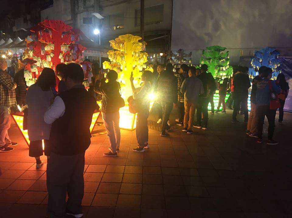 彩蛋区彩光祈愿树前,吸引民众驻足拍照