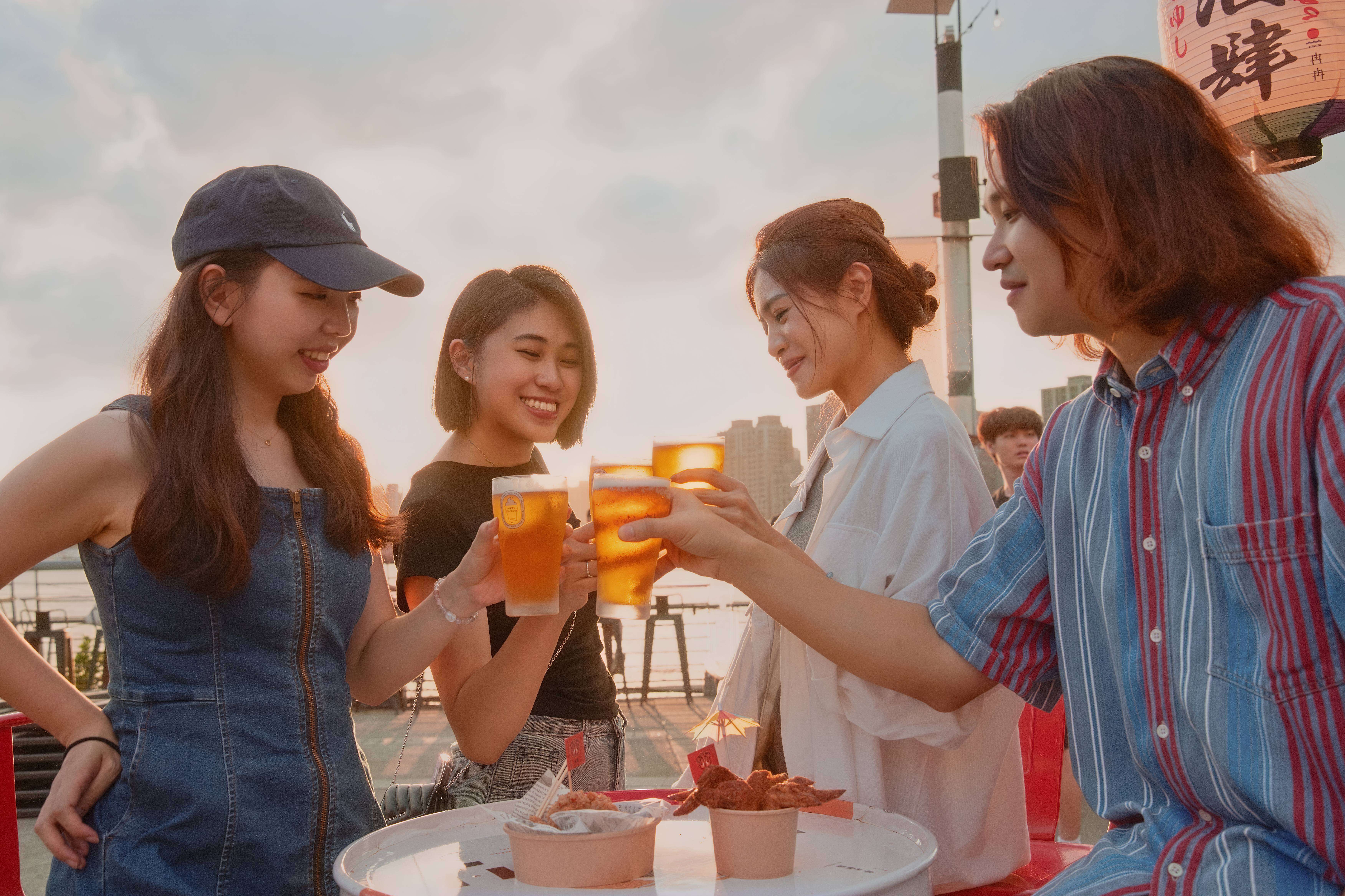 三五好友漫遊大稻埕，來趟藍色水路之旅，留下夏日美好回憶(圖片來源：臺北市政府觀光傳播局)