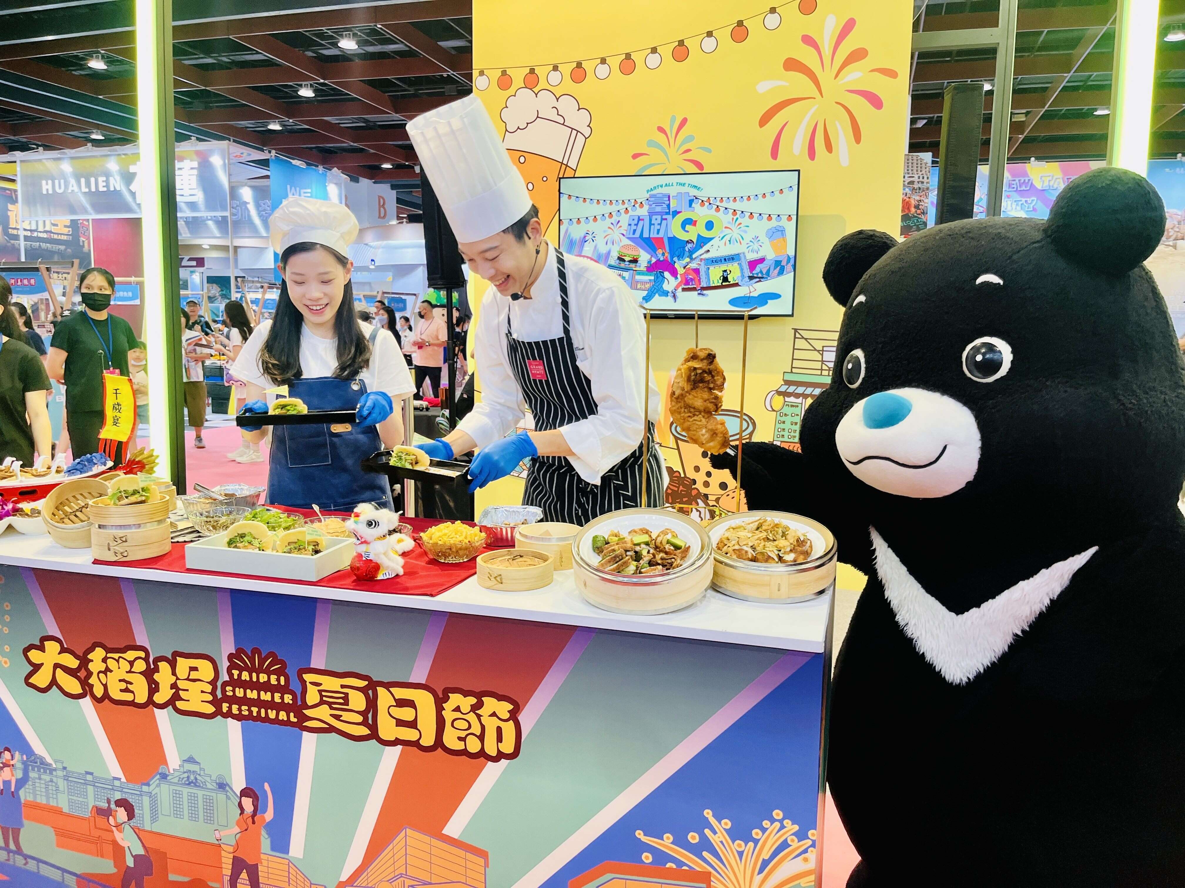 台北市观传局余祥局长（左）与君悦酒店主厨罗伟洲一起推广台北夜市美食好滋味！