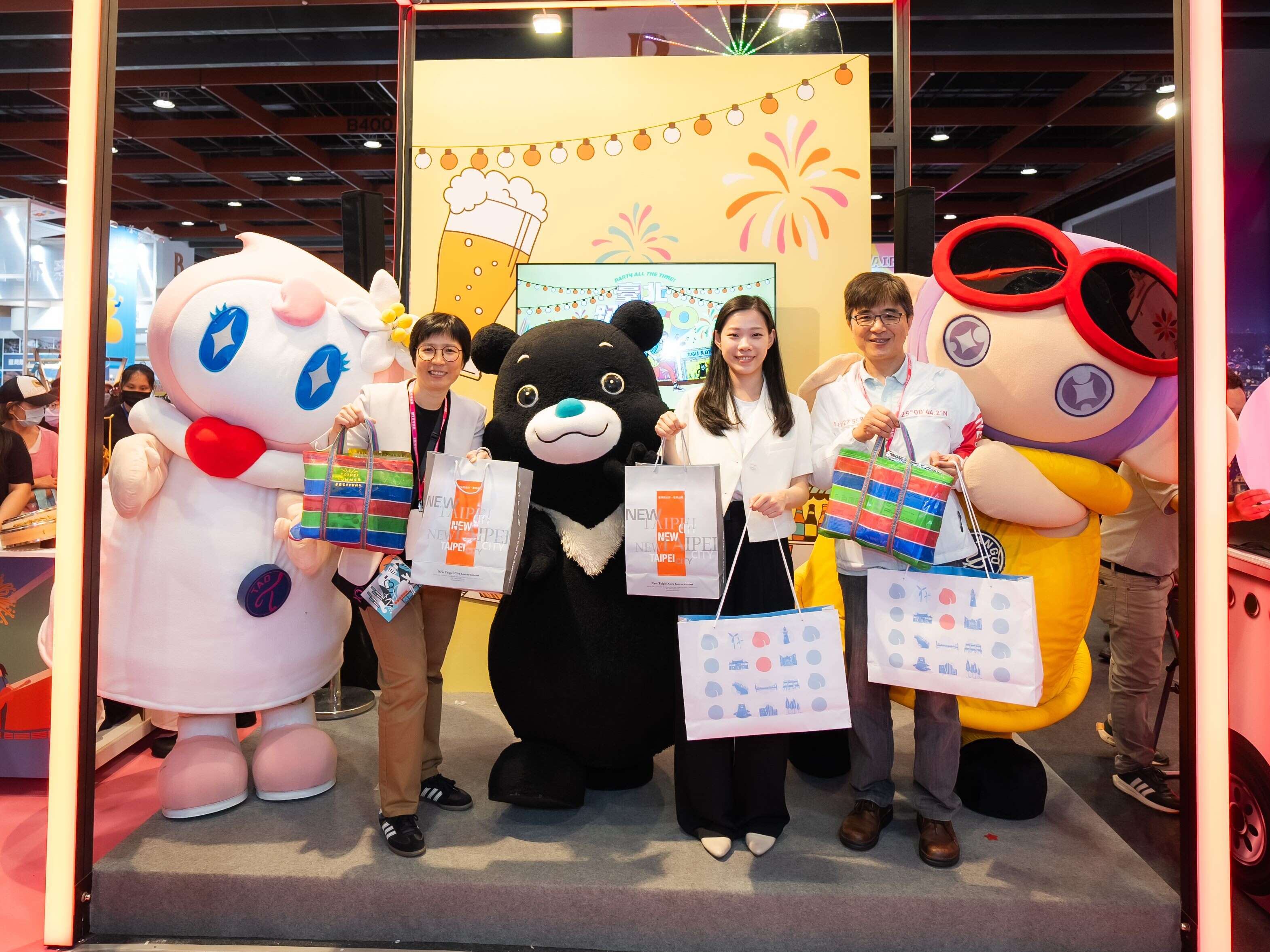 台北市观传局长余祥（右2）联手桃园巿、新北巿共同推广北台湾观光旅游。