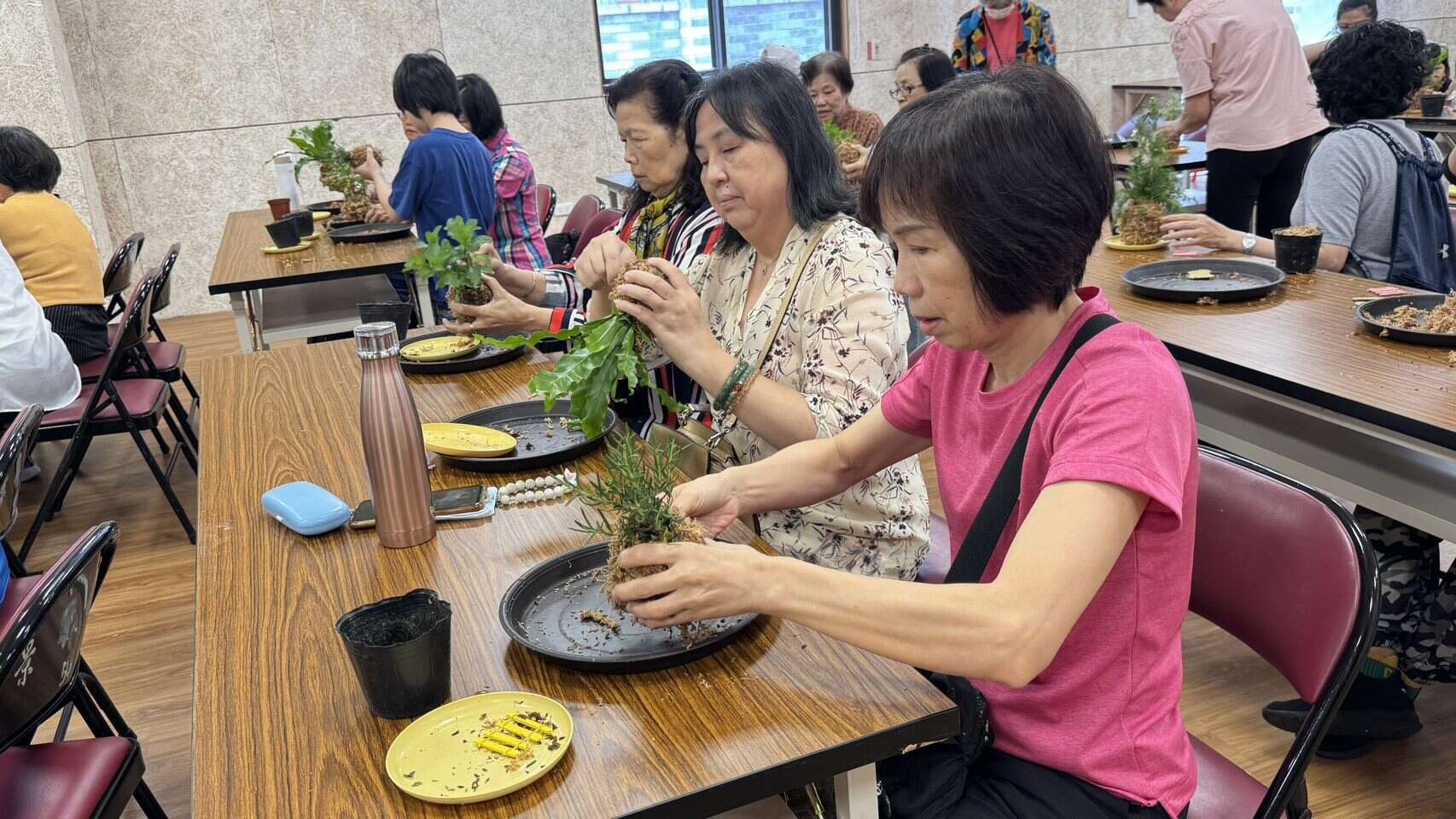 學員們安靜專注的捆包水苔於土球表面，不但訓練手指靈巧度，也將節奏放慢，提升專注力及耐心。