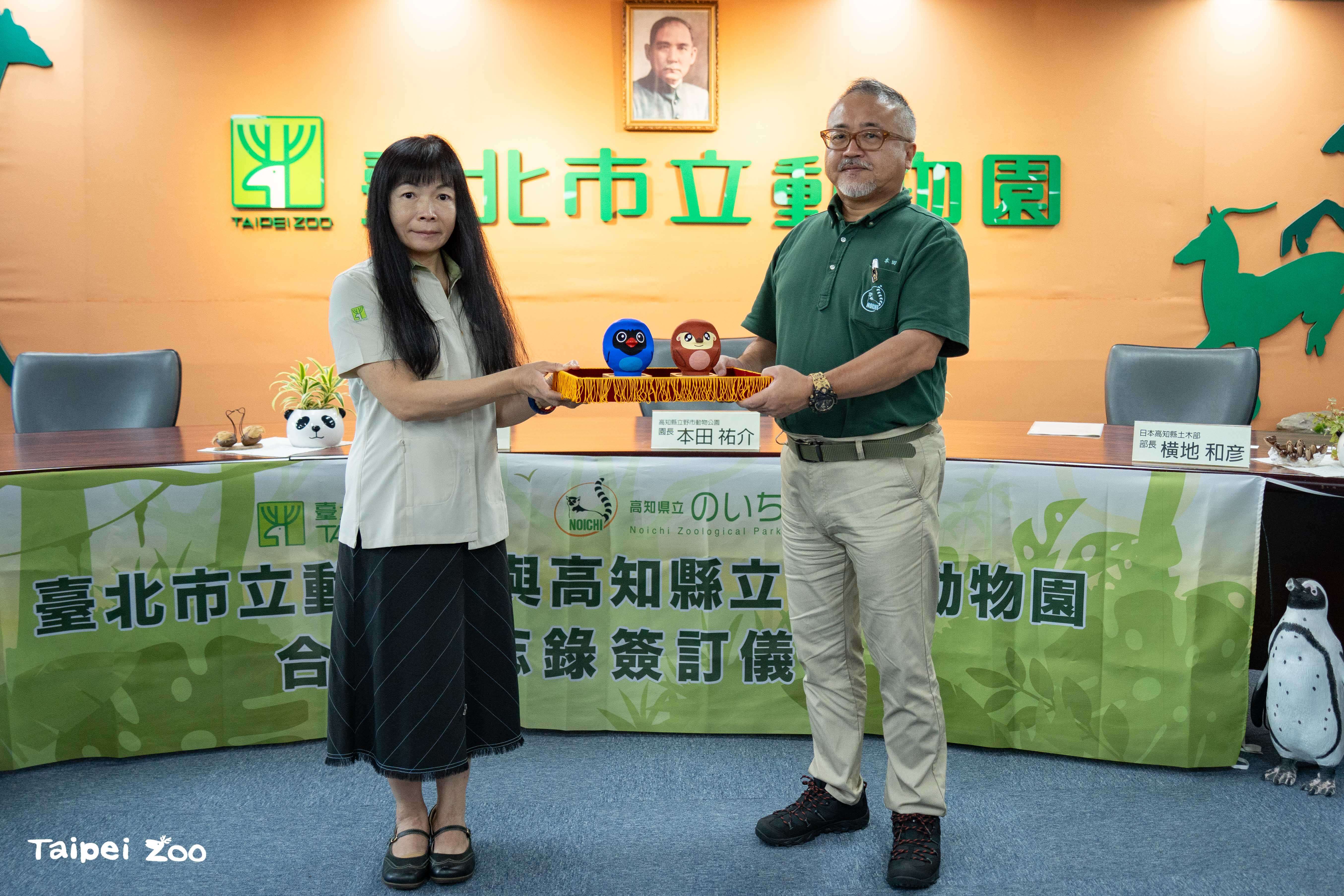 Director Lucia Ju of Taipei Zoo presents a commemorative gift
