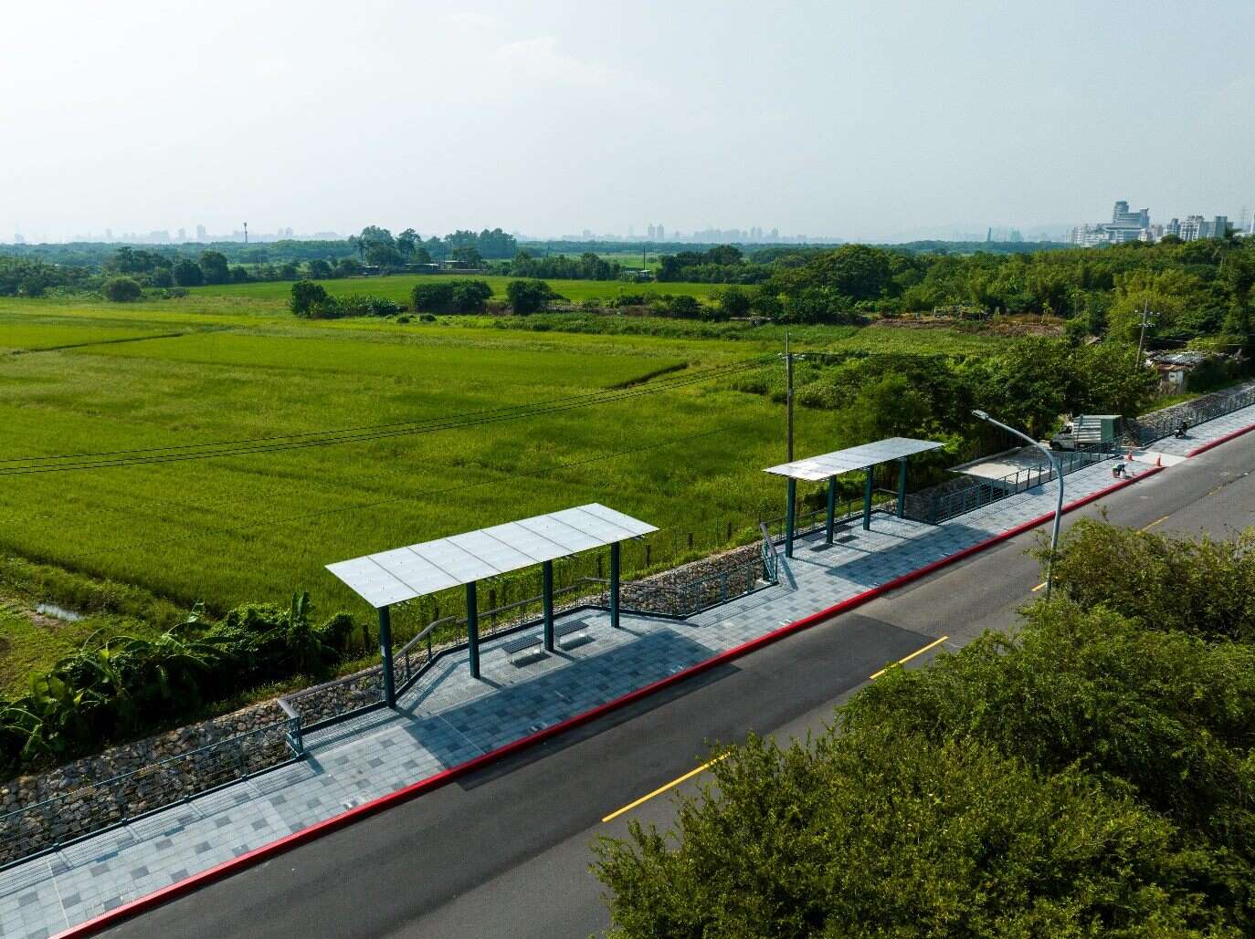 大业路527巷-民众可从捷运忠义站YouBike租借站出发，体验沿线特色及田园风光。(图片来源：台北市政府工务局公园路灯工程管理处)
