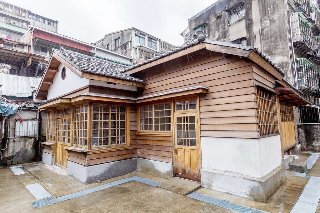 新富市场昔日的木造管理员办公室及宿舍空间，於2006年被公告为市定古蹟。（卢大中摄）