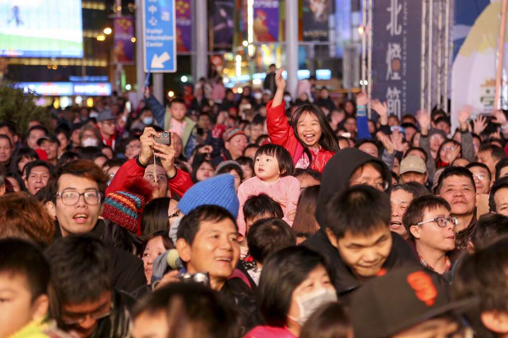 參與燈節的民眾臉上充滿喜悅笑容