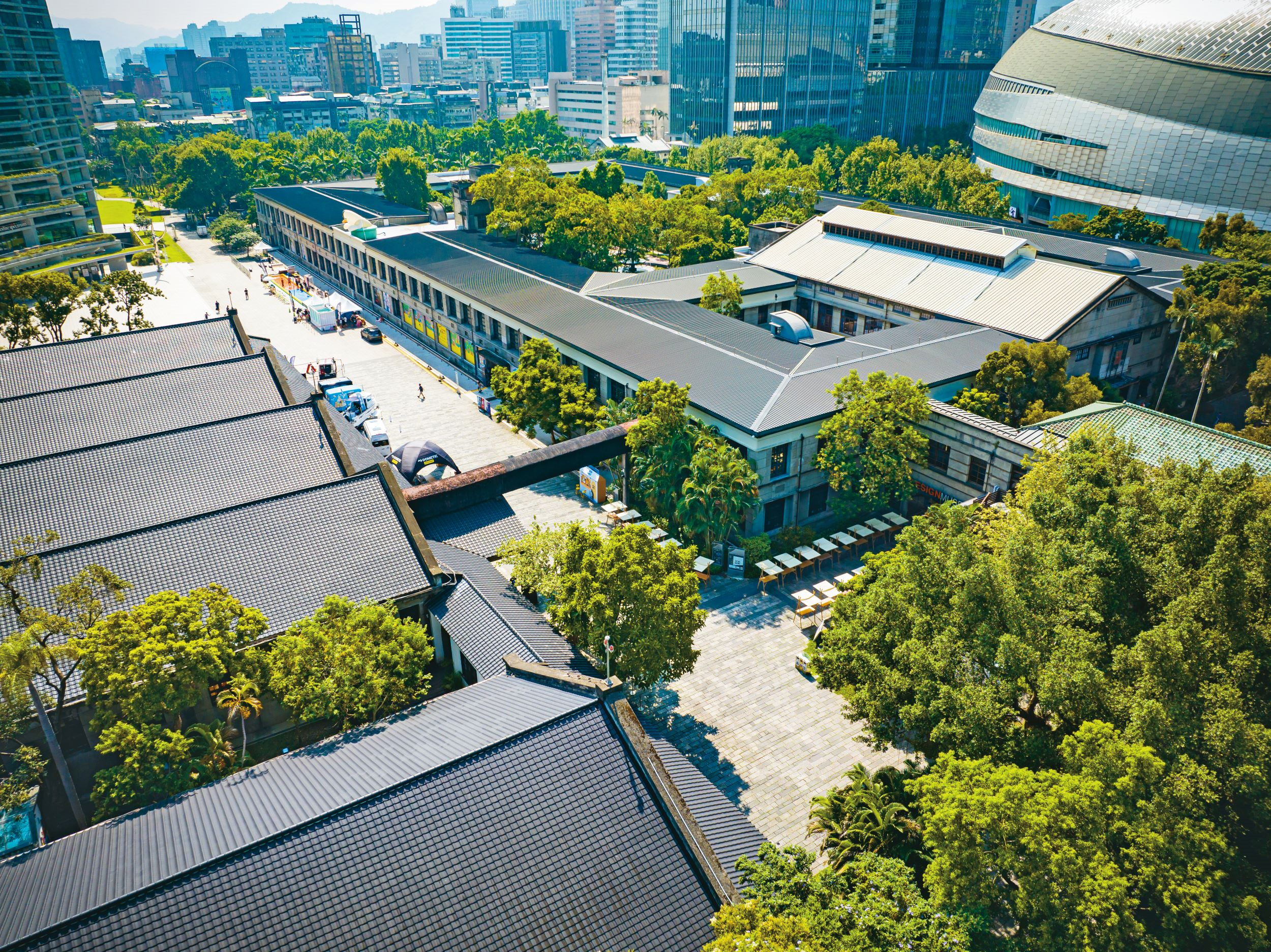 松山文创园区活化制菸工厂、仓库等古蹟建筑，民众可沿着昔日产业痕迹走入历史现场。（图／松山文创园区）